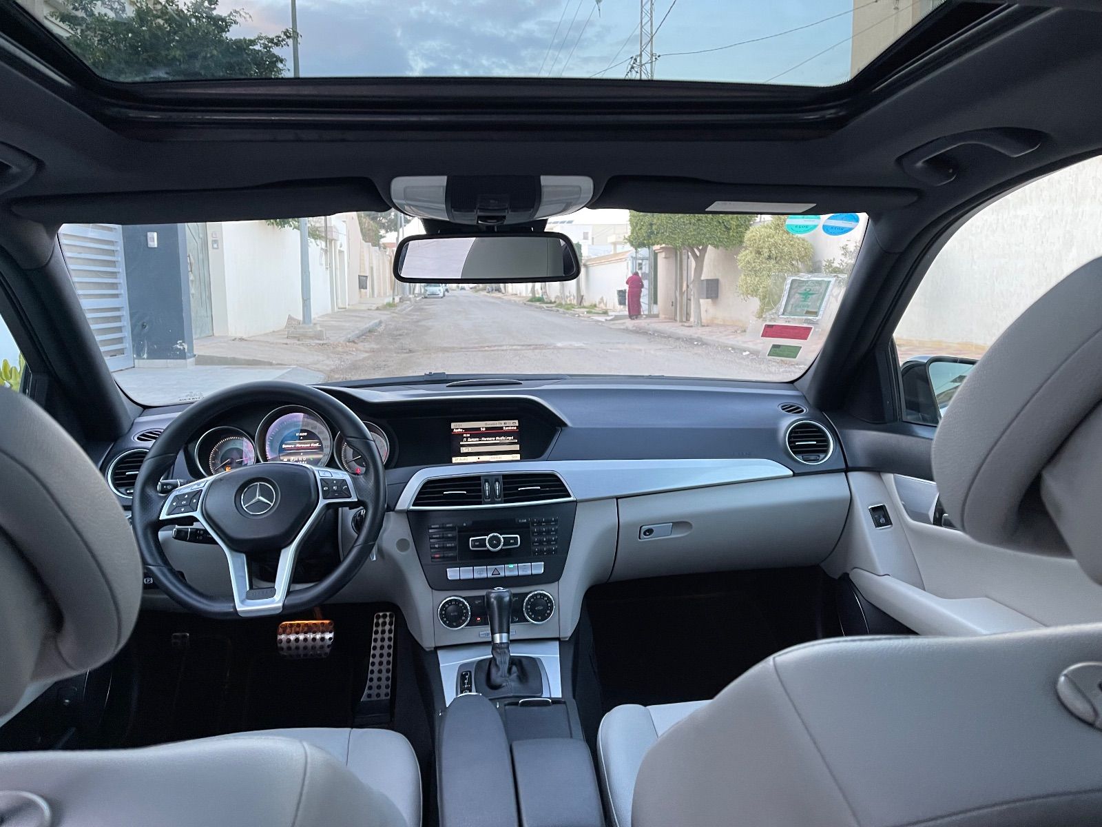 Mercedes-Benz Classe C à Tunis - Photo 1