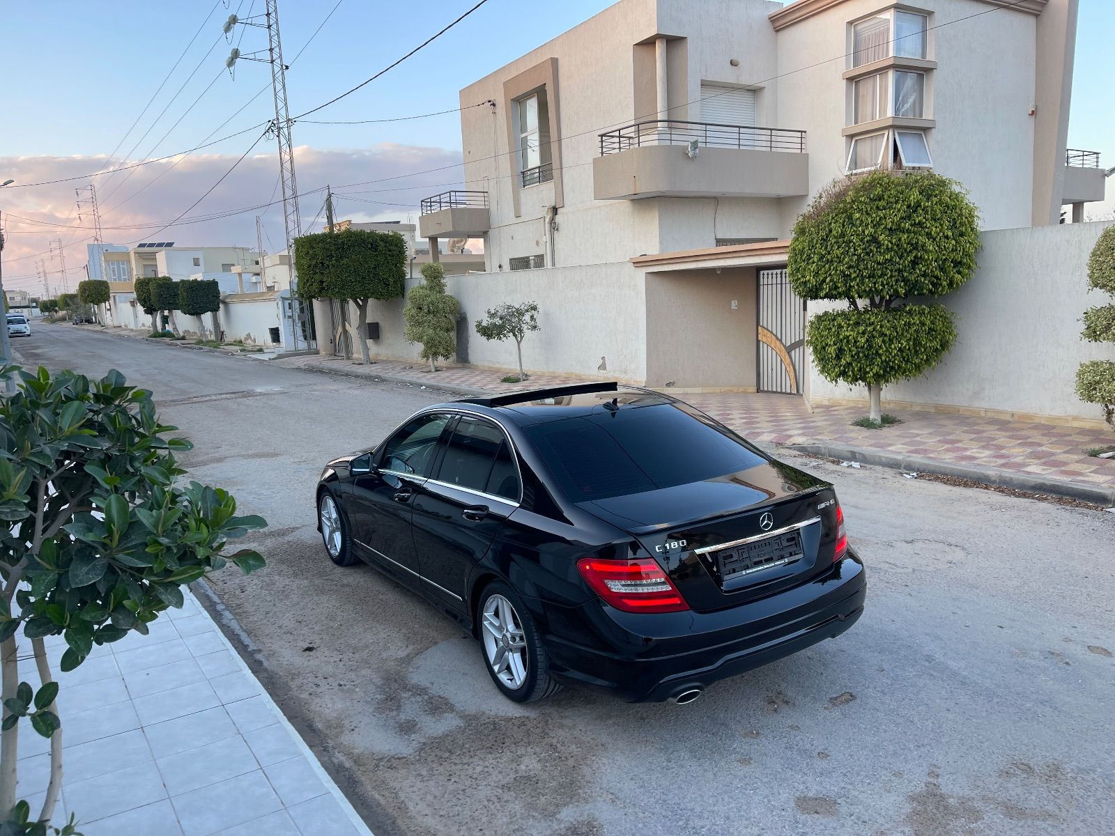 Mercedes-Benz Classe C à Tunis - Photo 11