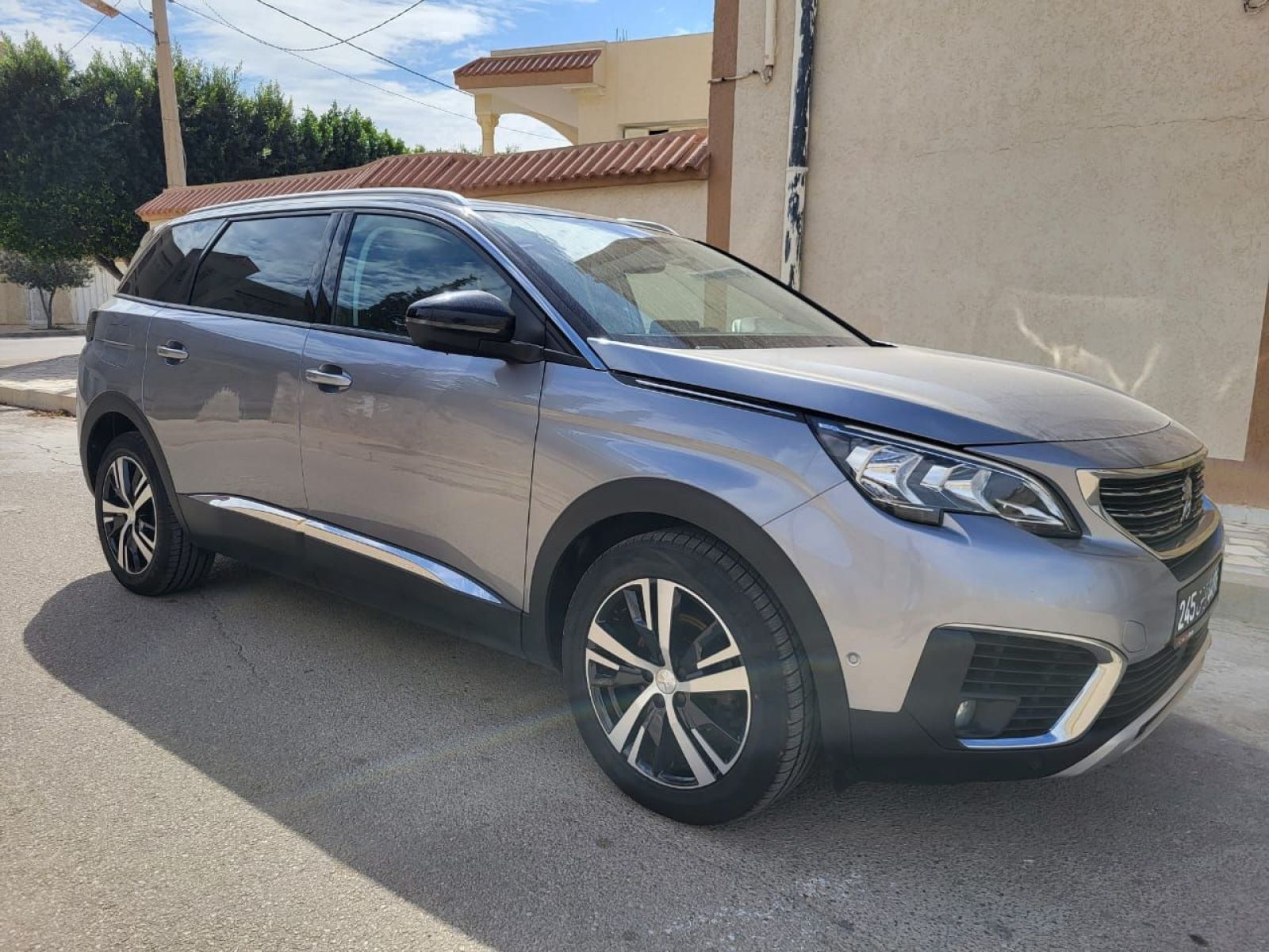 Peugeot 5008 à Mahdia - Photo 2
