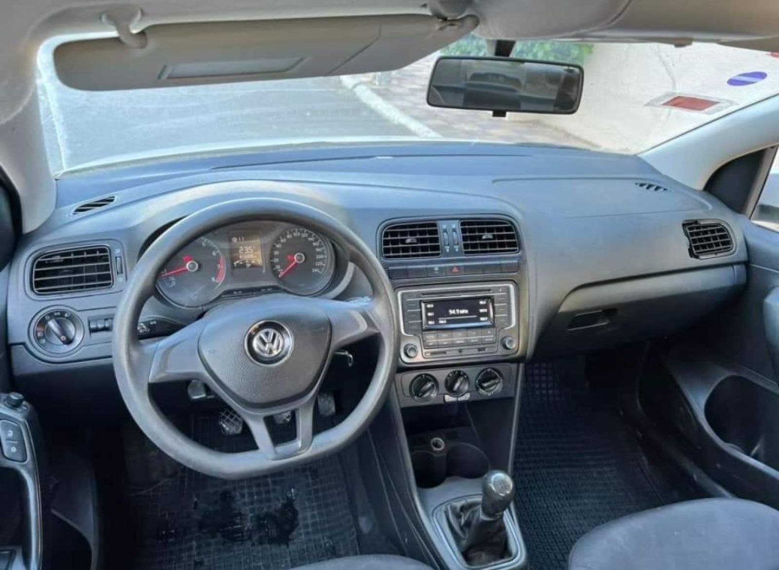Volkswagen Polo Sedan à Tunis - Photo 5