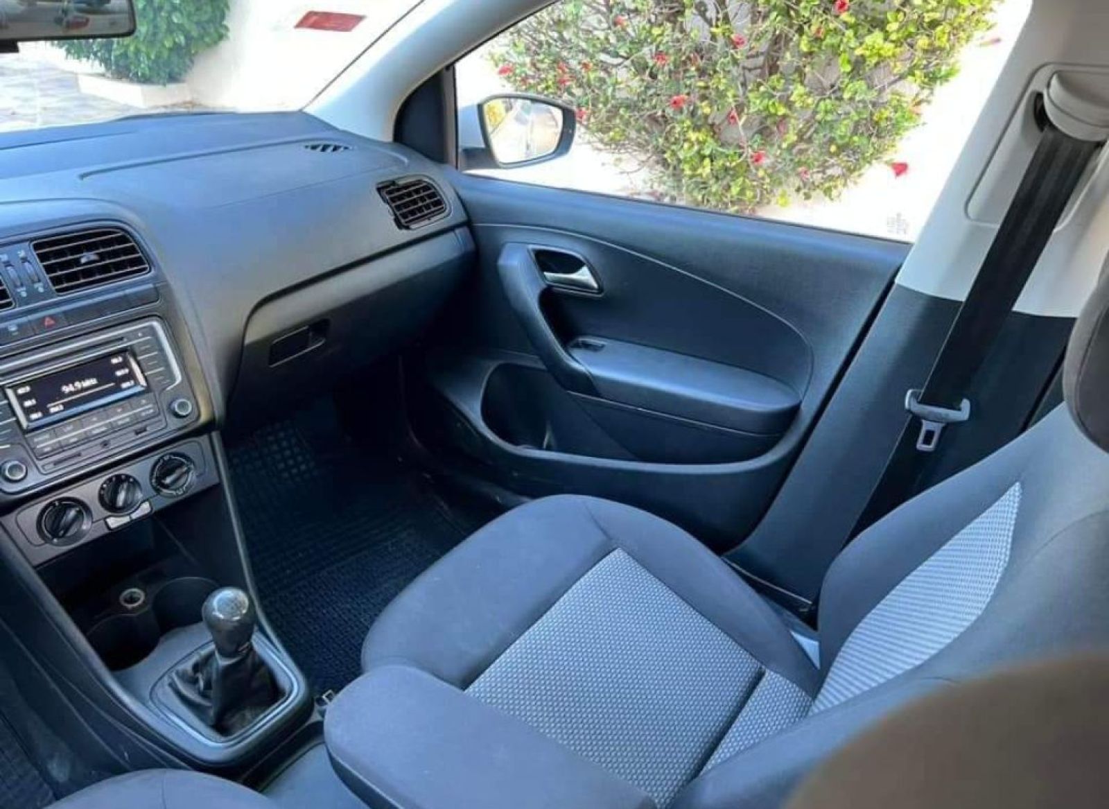 Volkswagen Polo Sedan à Tunis - Photo 8