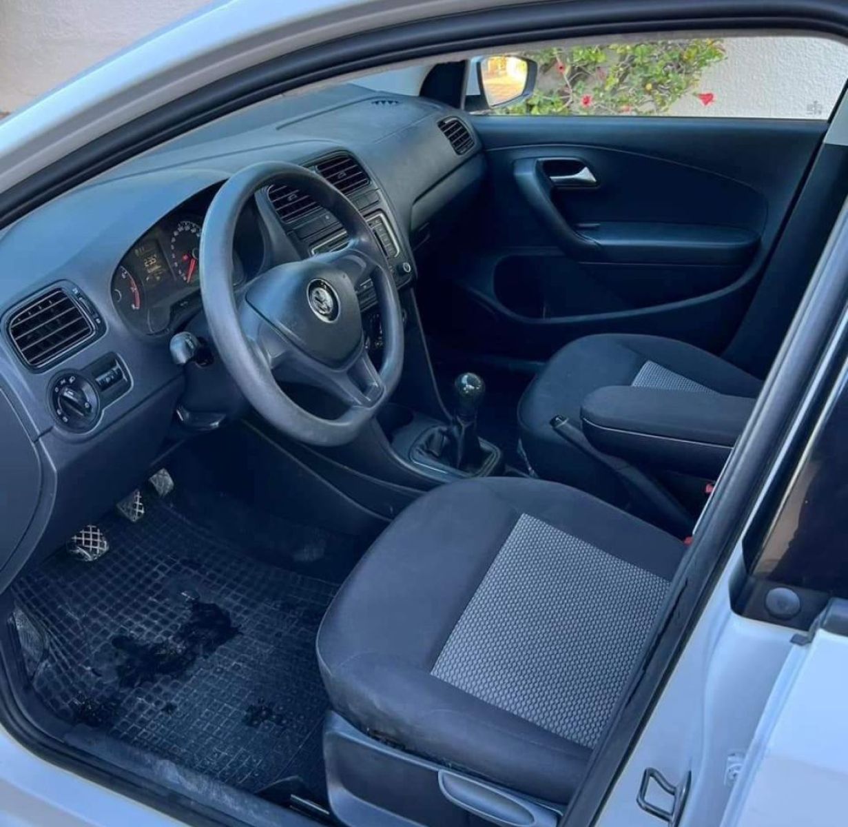 Volkswagen Polo Sedan à Tunis - Photo 6