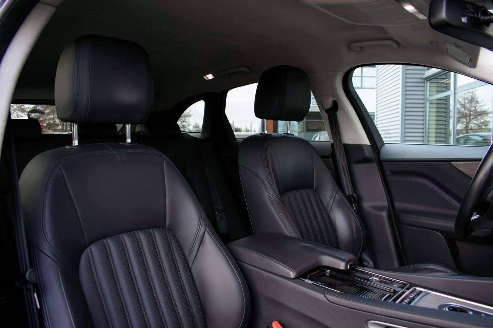 Jaguar F-Pace R_Dynamic à Tunis - Photo 11