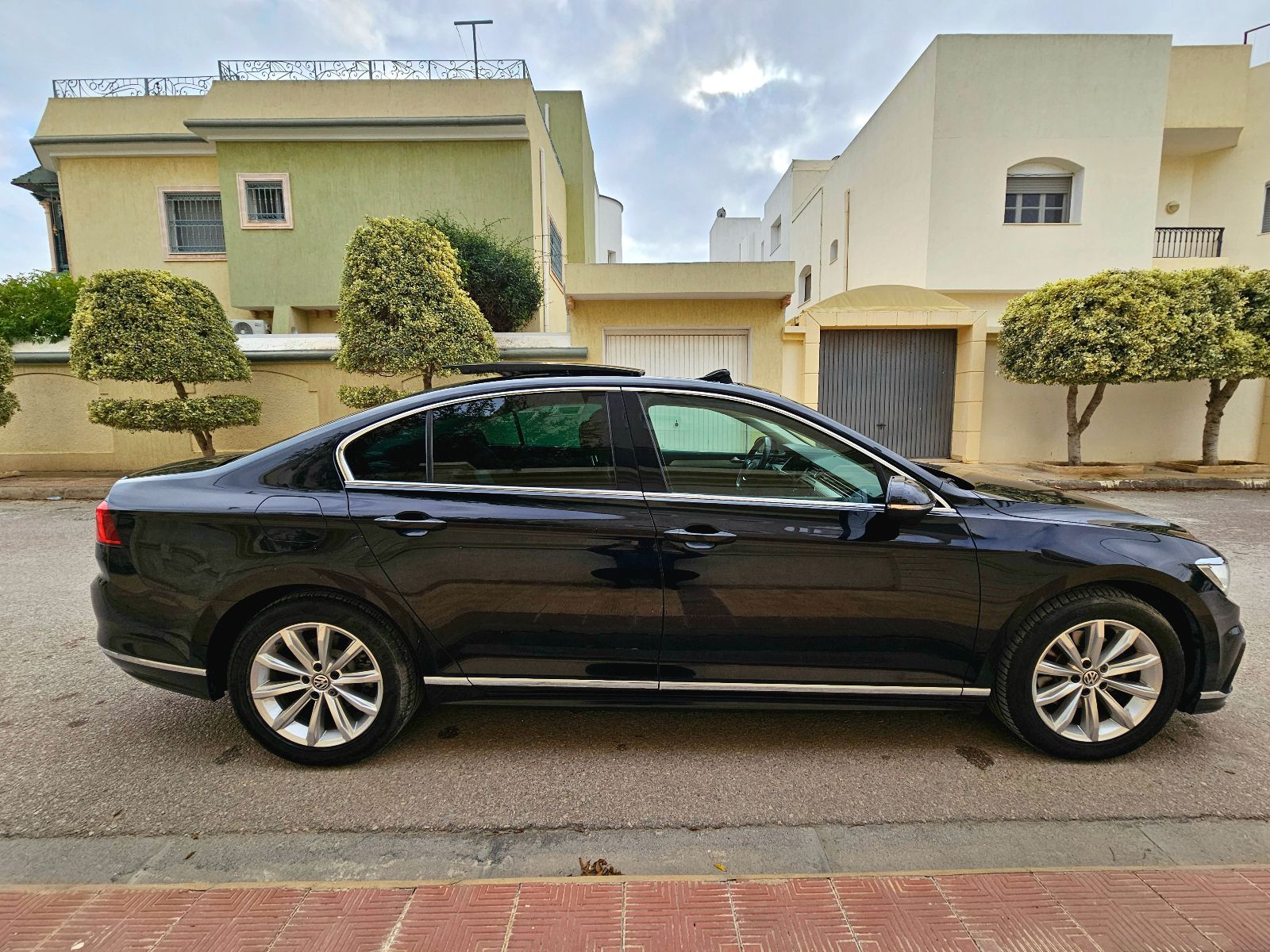 Volkswagen Passat R-Line à Tunis - Photo 6