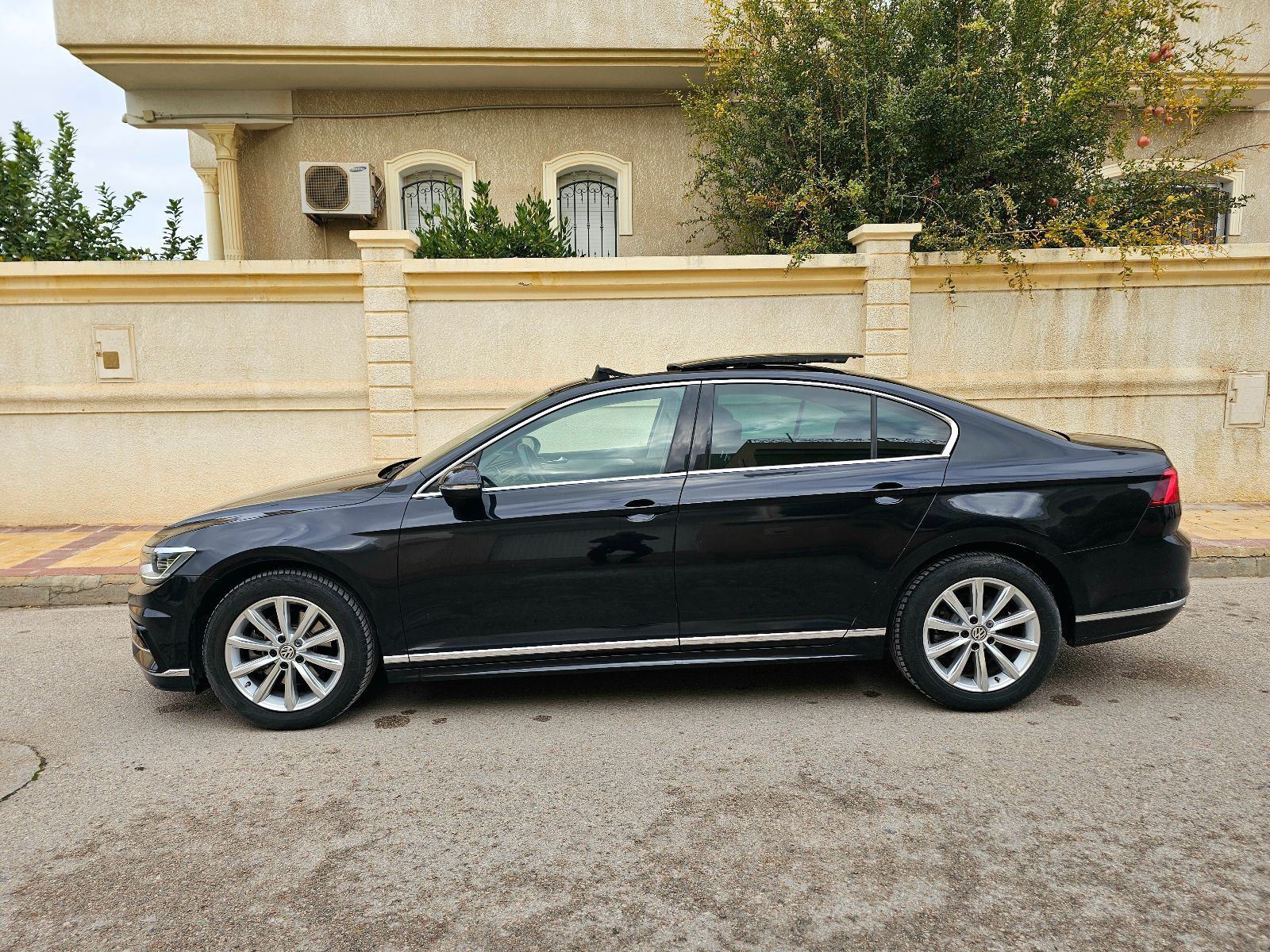 Volkswagen Passat R-Line à Tunis - Photo 5