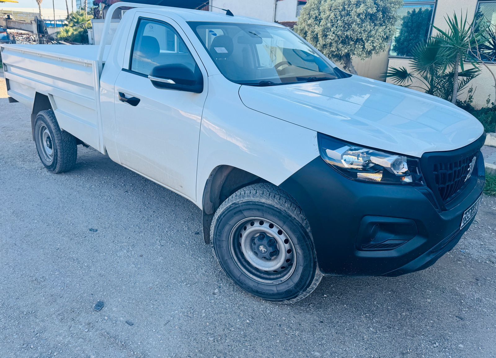 Peugeot Landtrek Simple Cabine Avec cabine frigorifique à Tunis - Photo 1