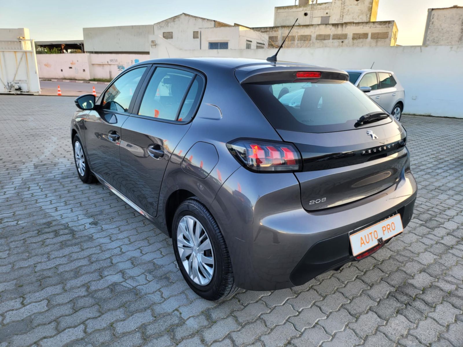 Peugeot 208 Style à Tunis - Photo 16