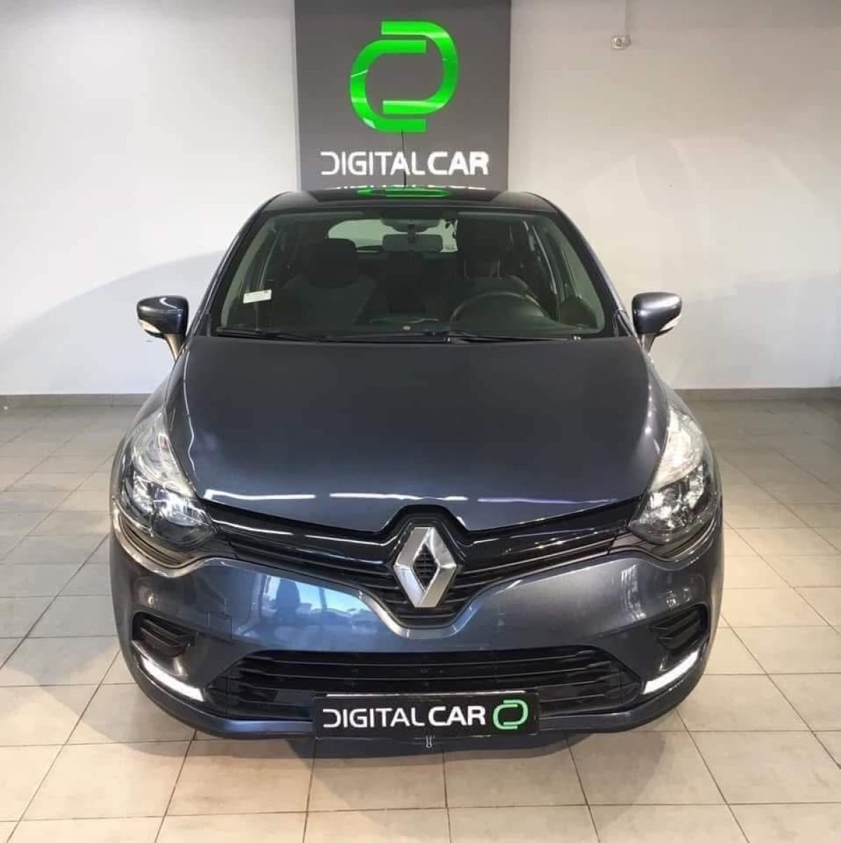 Renault Clio à Ariana - Photo 1
