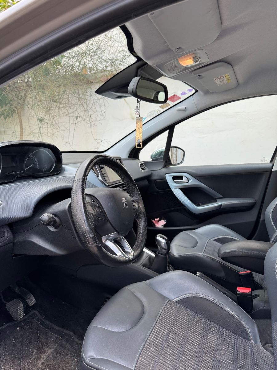 Peugeot 208 à Ariana - Photo 2