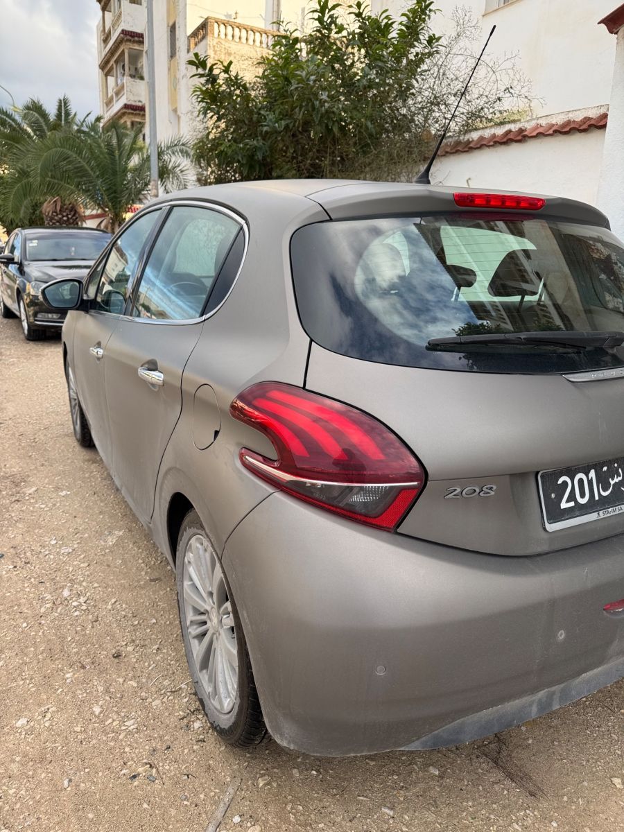 Peugeot 208 à Ariana - Photo 1
