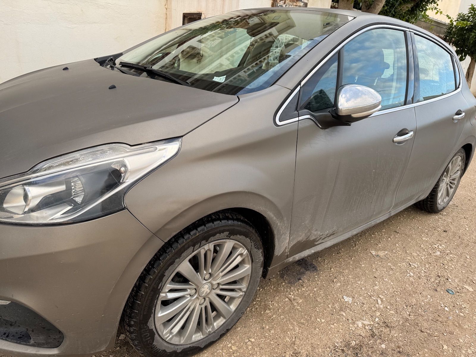 Peugeot 208 à Ariana - Photo 4