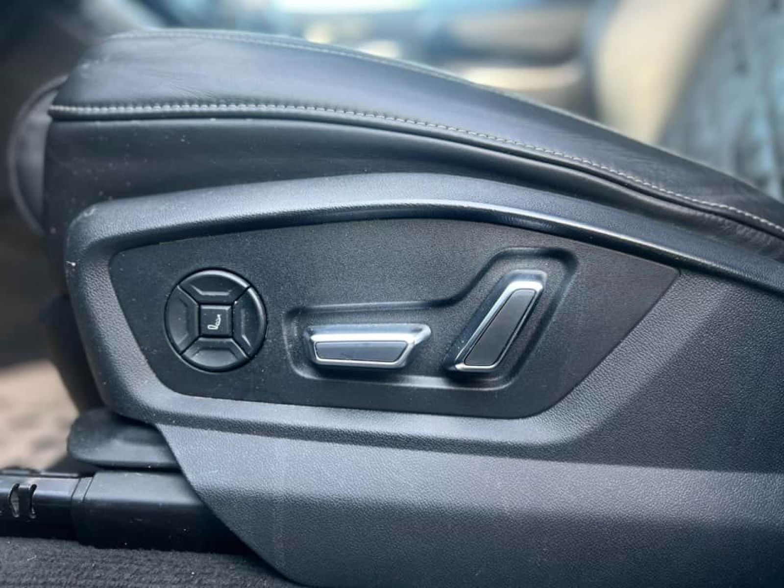 Audi Q8 S_Line à Tunis - Photo 17