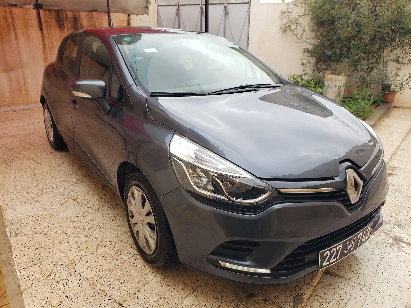 Renault Clio à Tunis - Photo 1