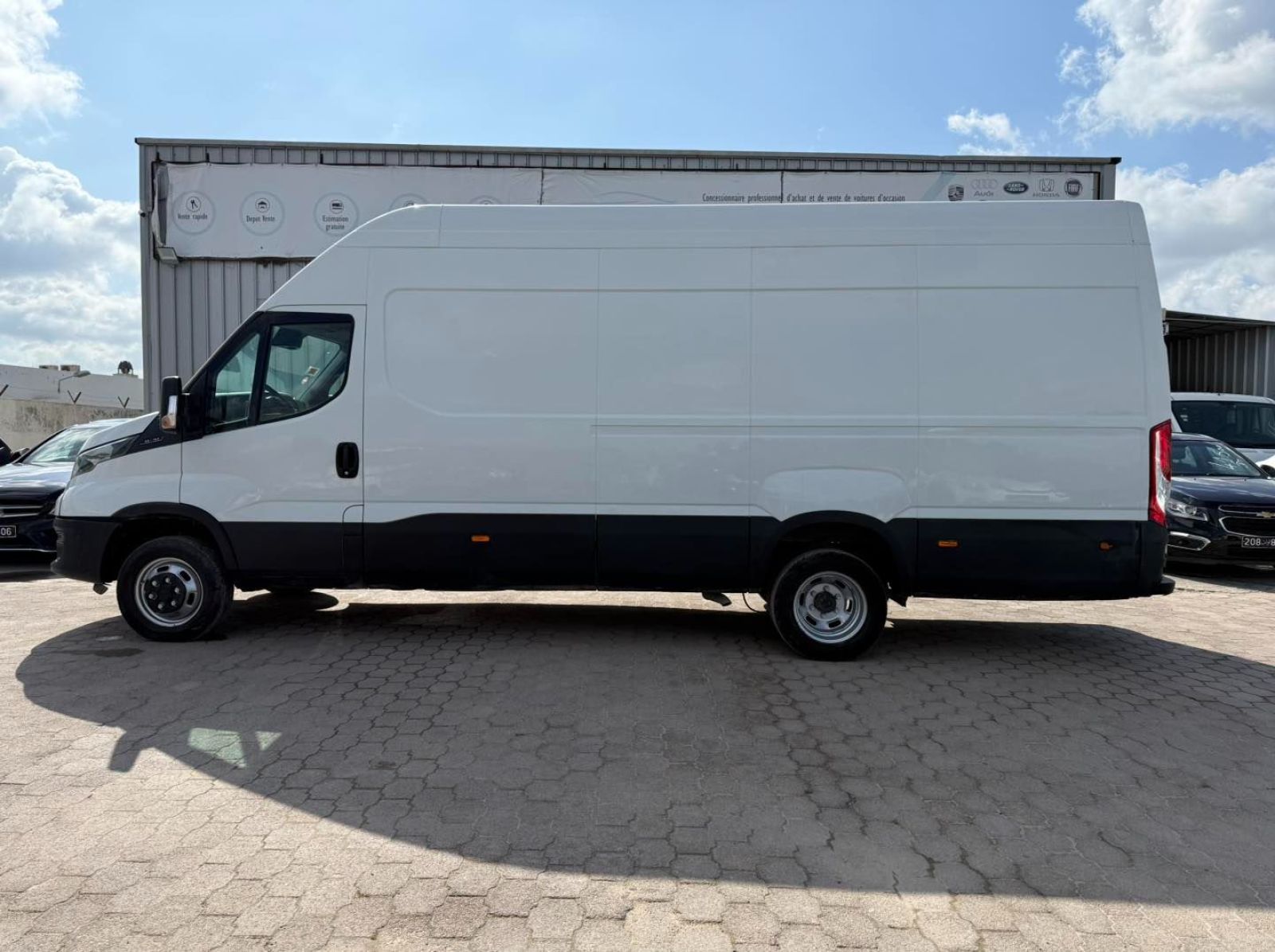 Iveco Daily Fourgon à Ben Arous - Photo 1