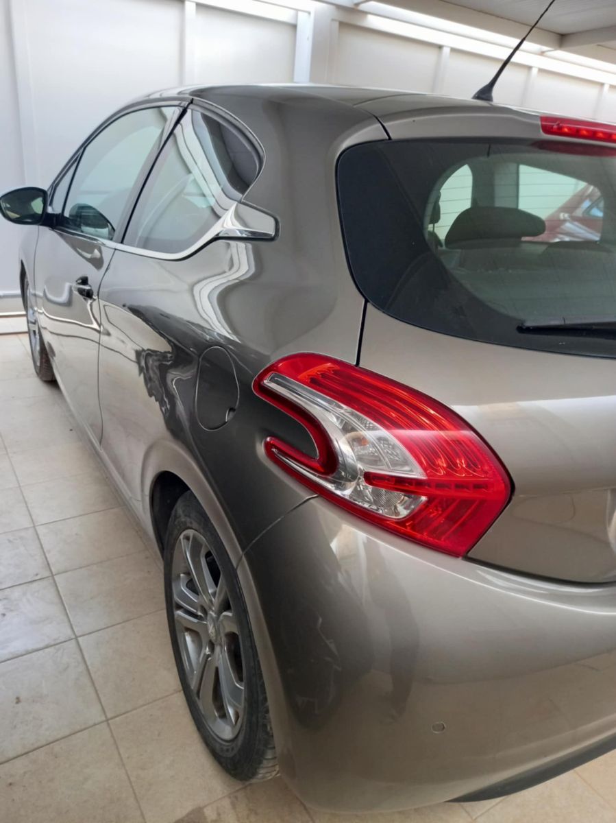 Peugeot 208 à Tunis - Photo 1