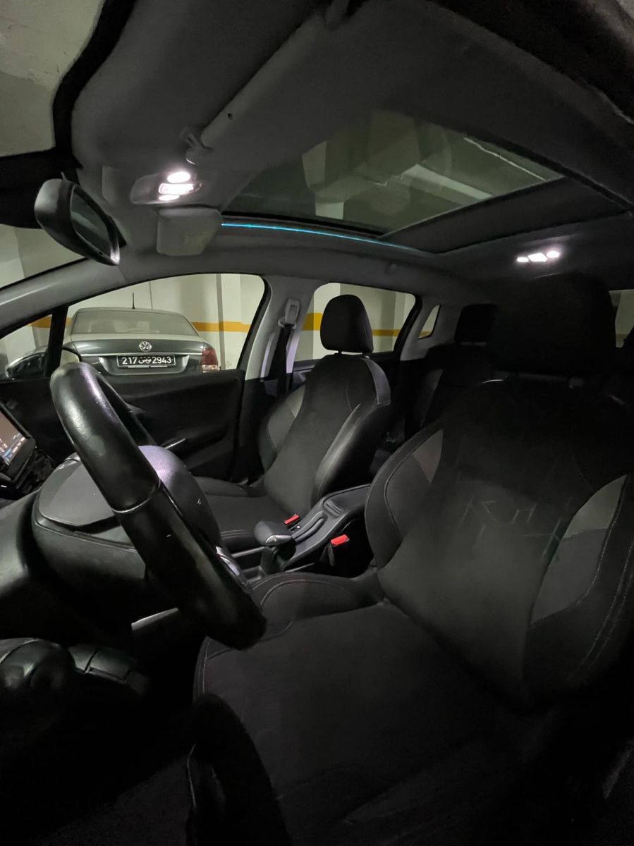 Peugeot 2008 Active PM + Toit à Tunis - Photo 8