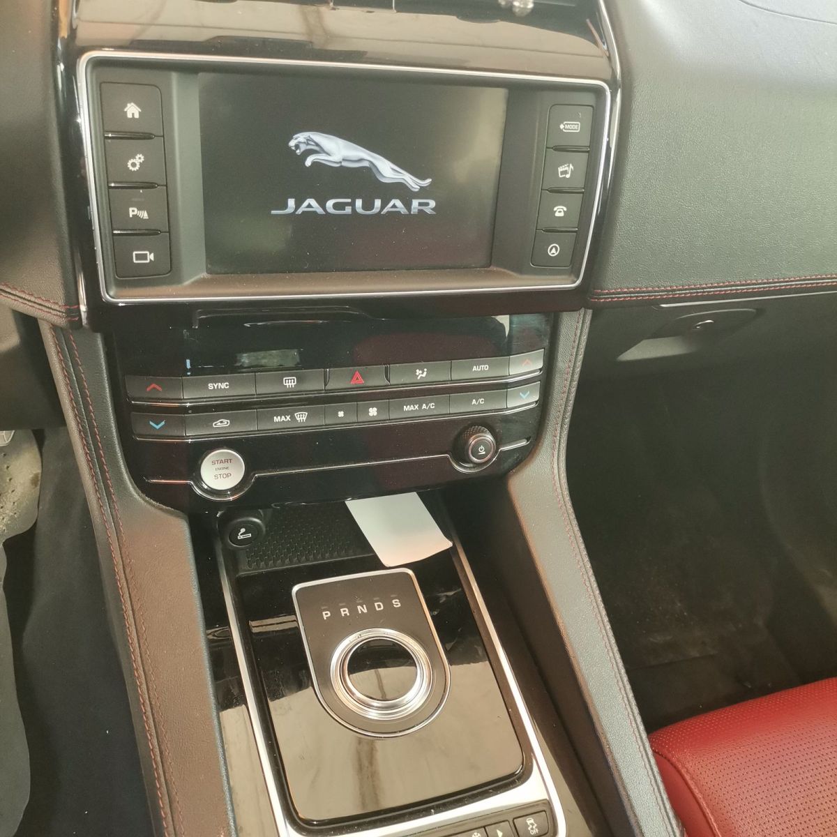 Jaguar F-Pace R-Dynamic S à Tunis - Photo 2