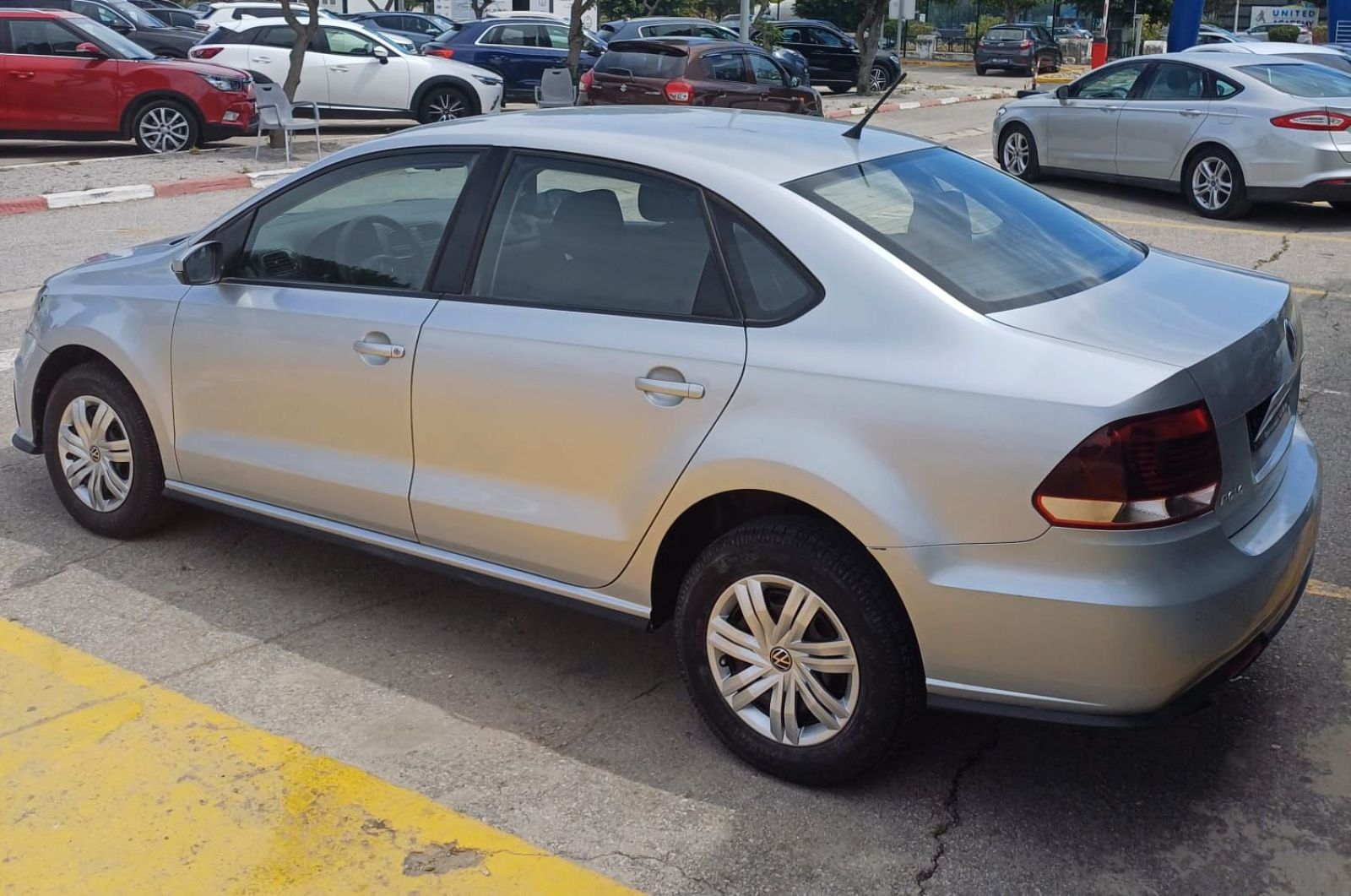 Volkswagen Polo Sedan Highline à Tunis - Photo 4