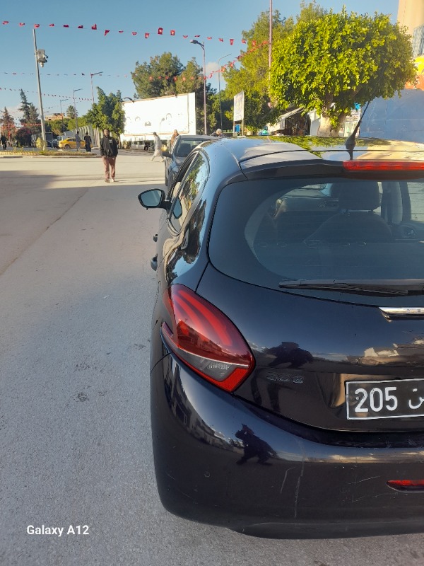 Peugeot 208 Essence 2018 à Ariana - Photo 3