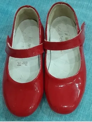  chaussure pour fille de taille 27 en très bonne état tel 22 182 885 à Tunis - Photo 2