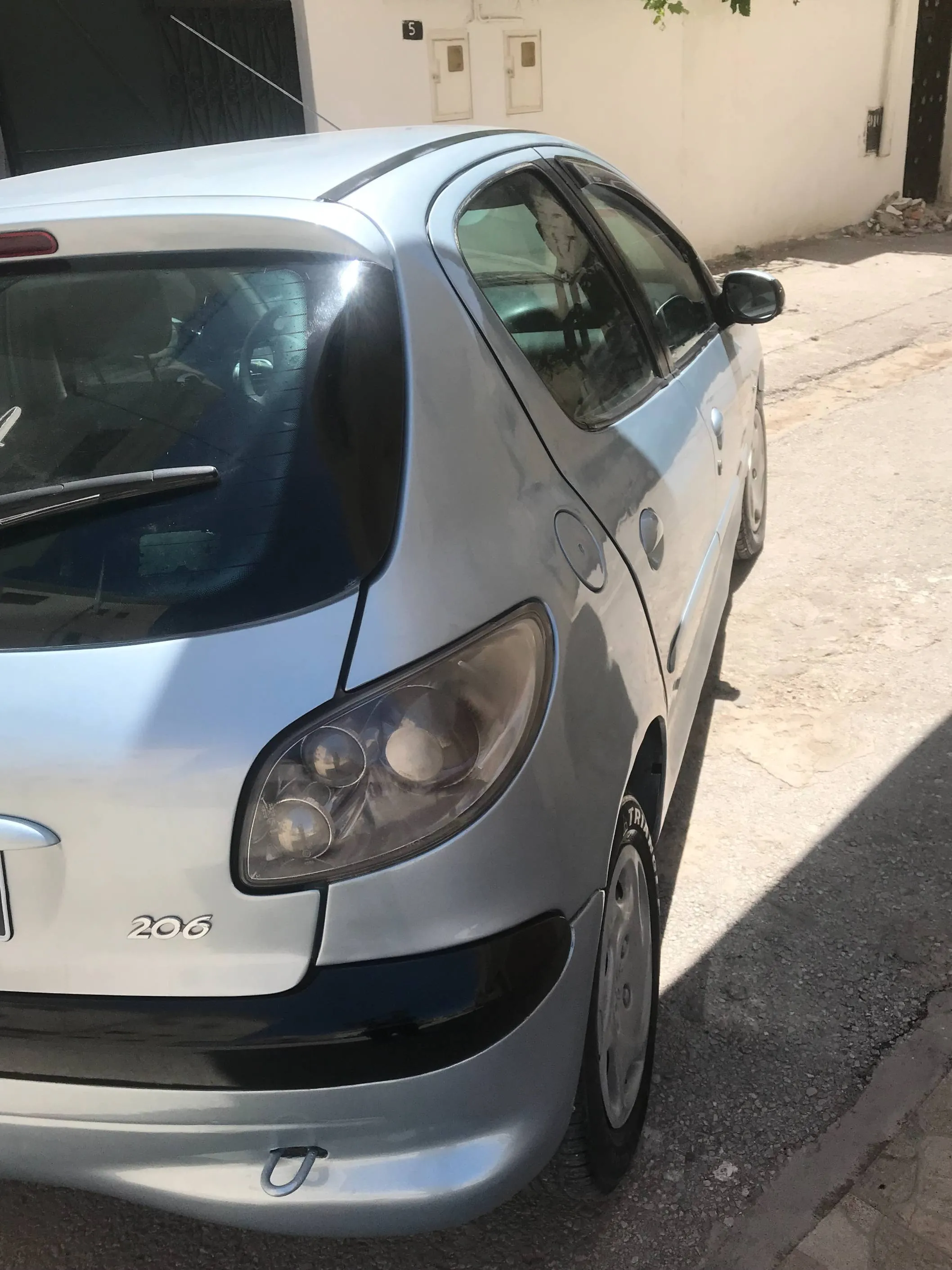  206 PEUGEOT à Tunis - Photo 2