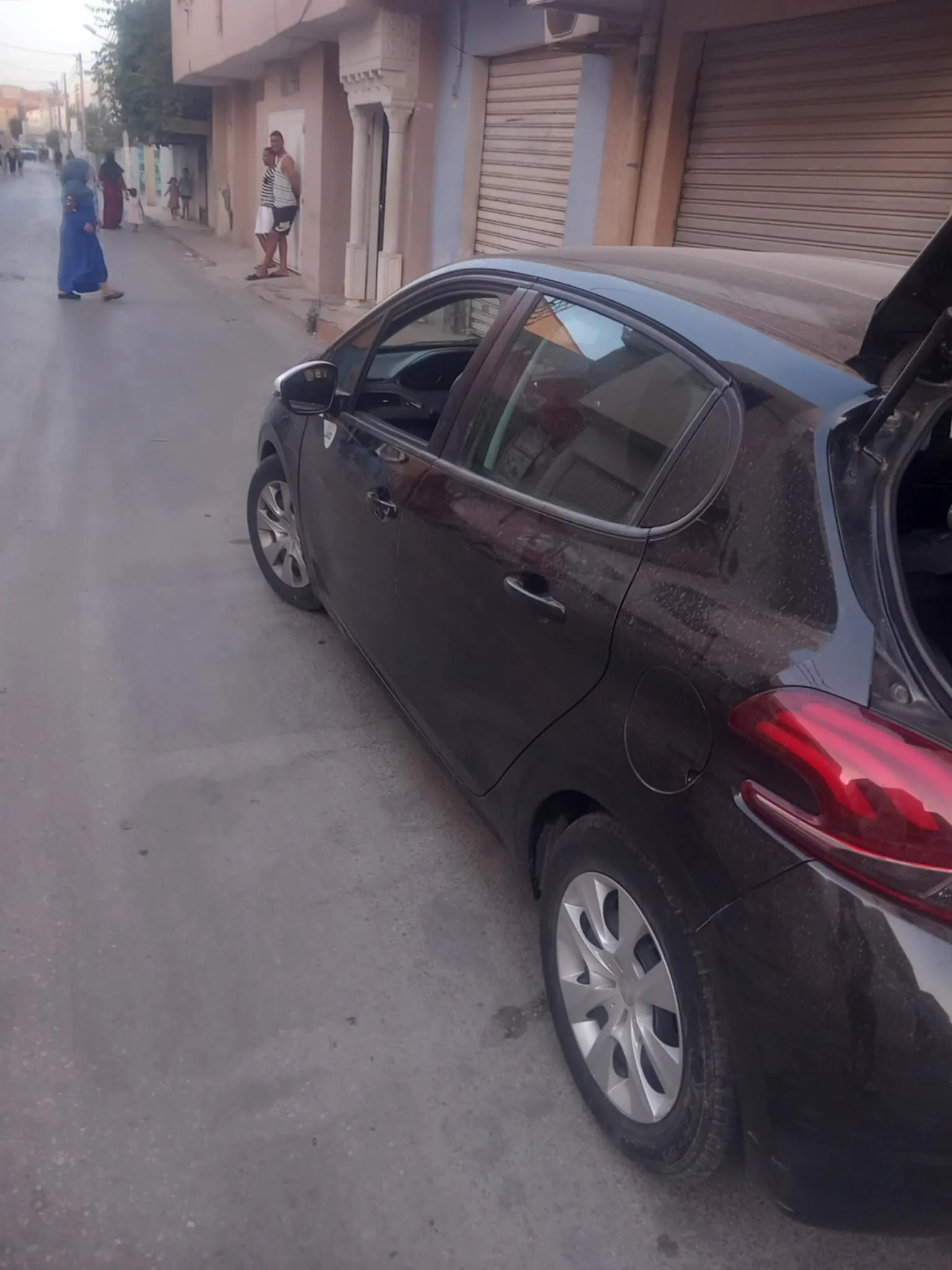  A Vendre Superbe Peugeot 208 Tel 23357584 à Tunis - Photo 2