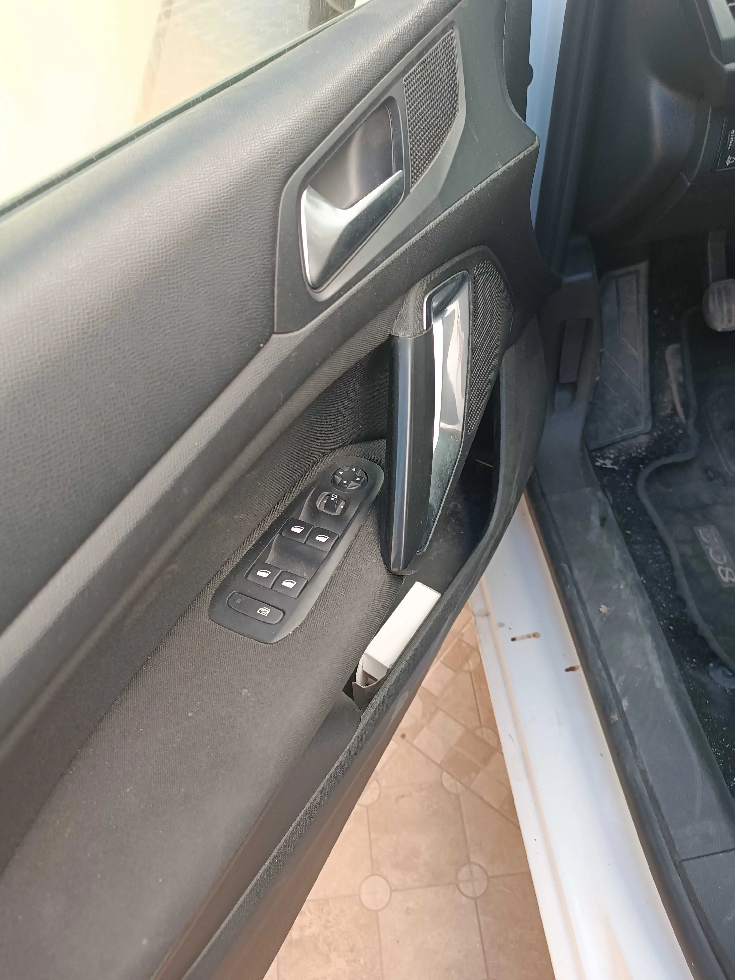  Voiture Peugeot 308 diesel à Ben Arous - Photo 3