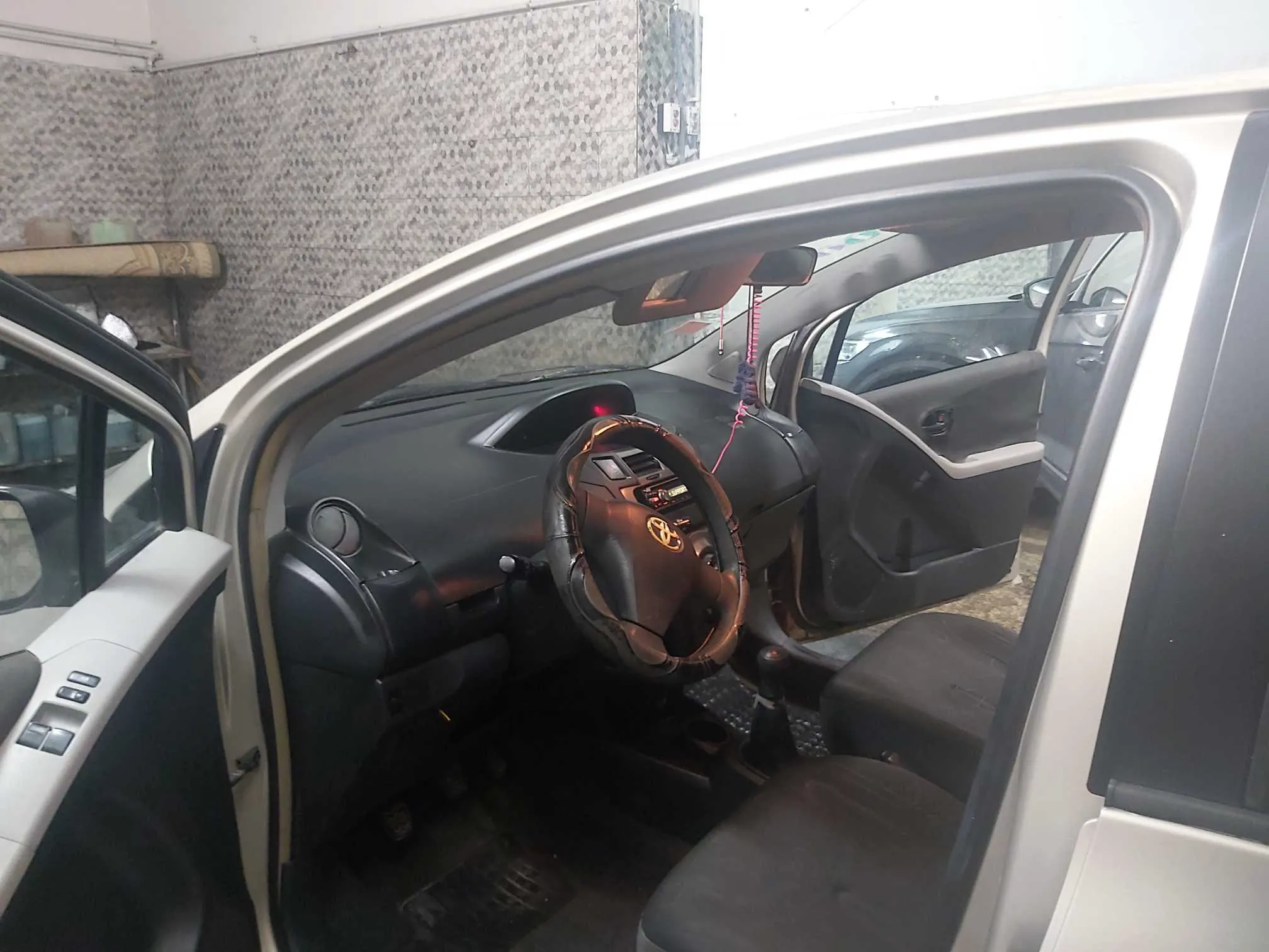  A vendre toyota yaris couleur champagne à Manouba - Photo 3