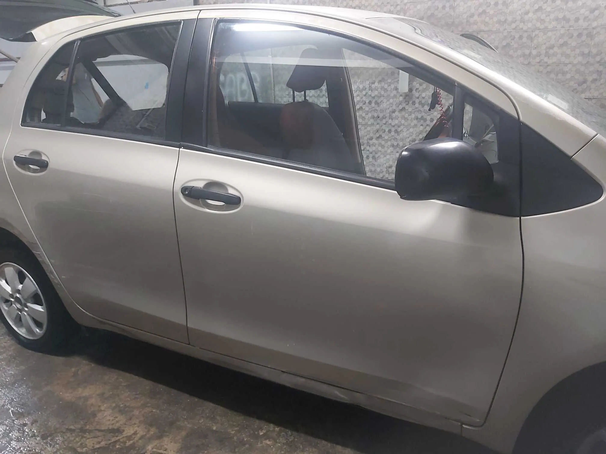  A vendre toyota yaris couleur champagne à Manouba - Photo 2