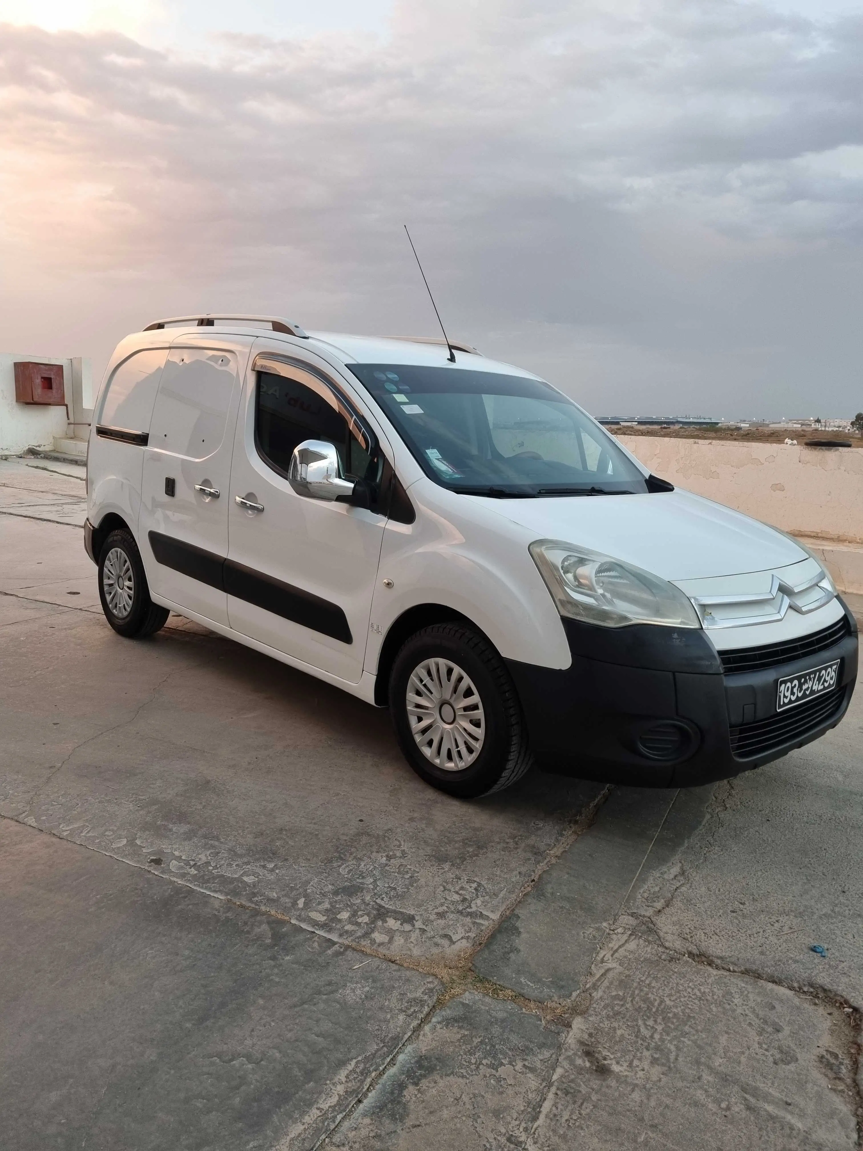  Citroën berlingo 1.6 HDI diesel 5 chevaux à Kairouan - Photo 2