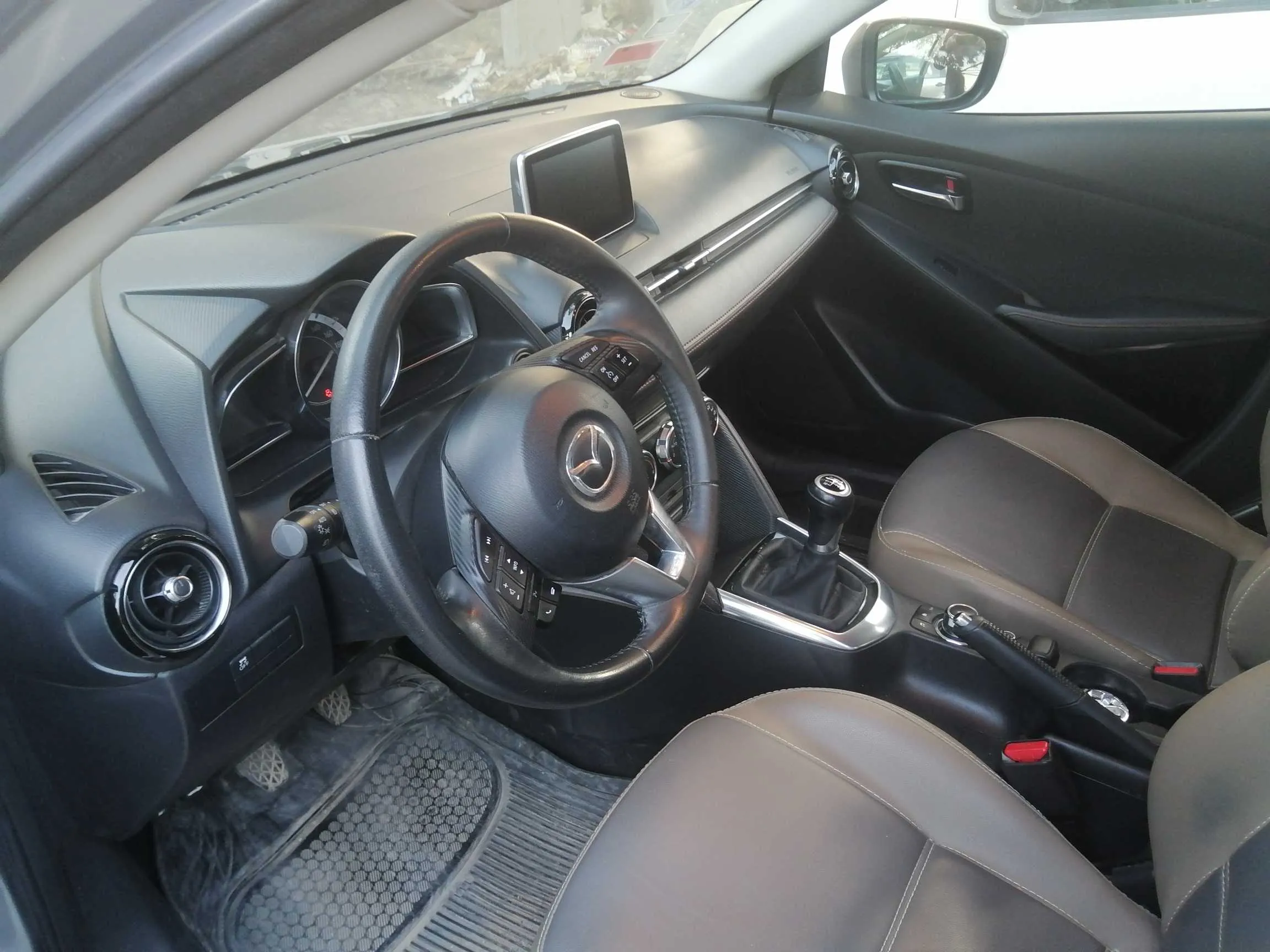  Mazda2 berline bien entretenue toujours en sous-sol à l’abri du soleil et des pluies à Ben Arous - Photo 3