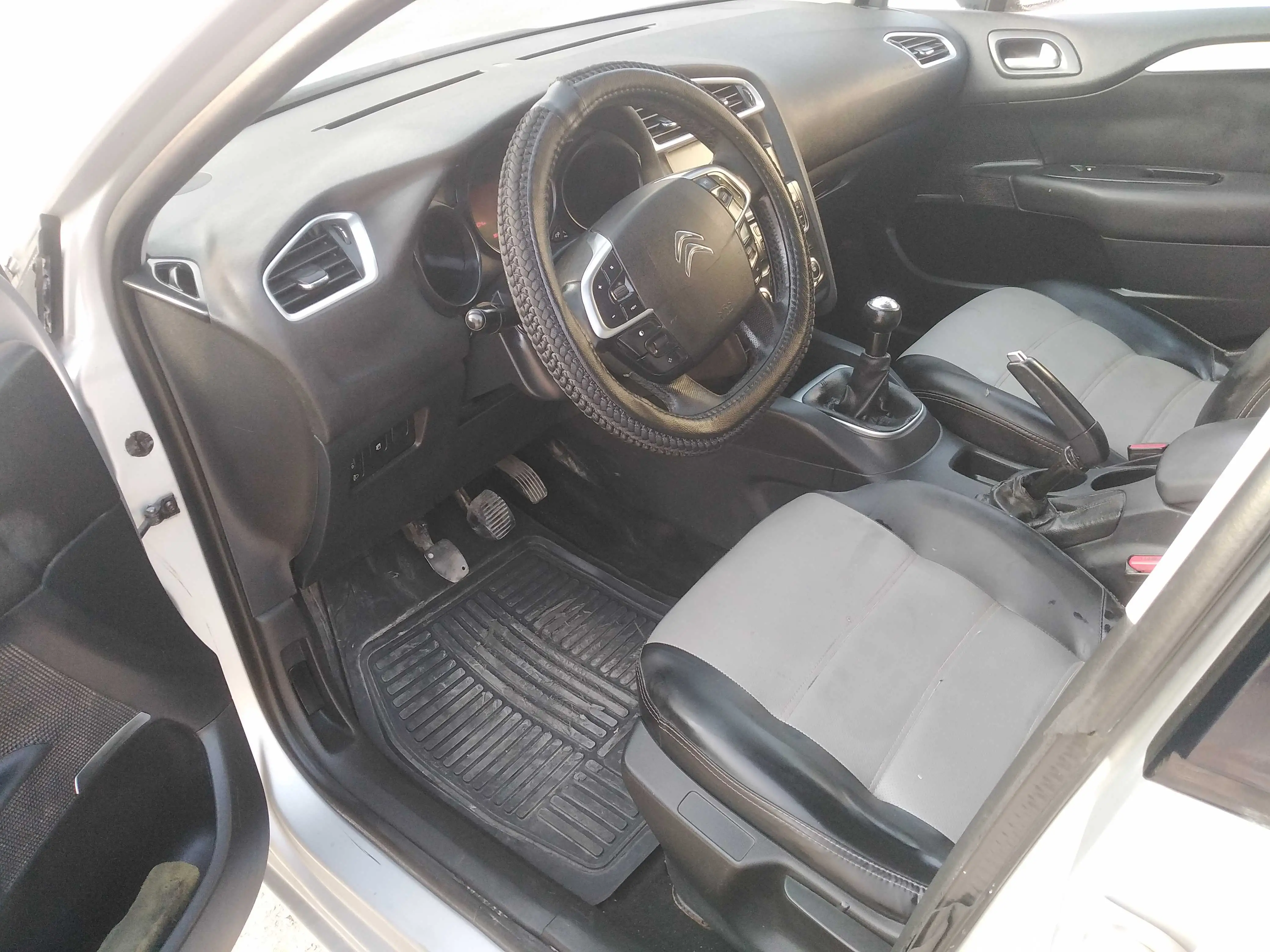  Avendre citroen c 4 essence T ô tel 58058698 à Tunis - Photo 3