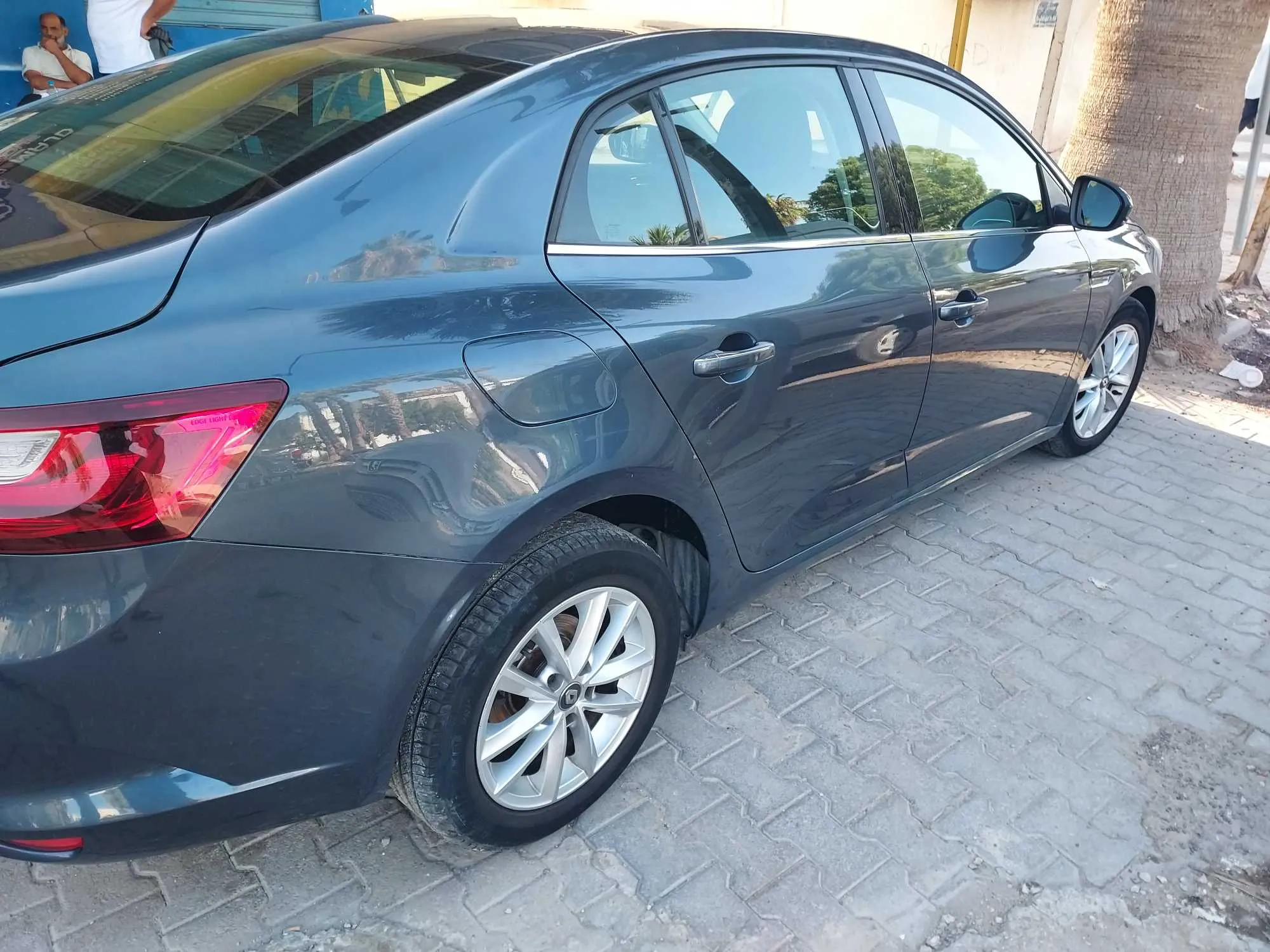  megane sedan comme neuf à Tunis - Photo 2