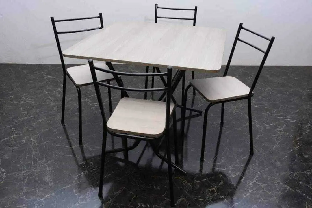  Table à manger avec 6 chaises et un buffet blenz en bon état 