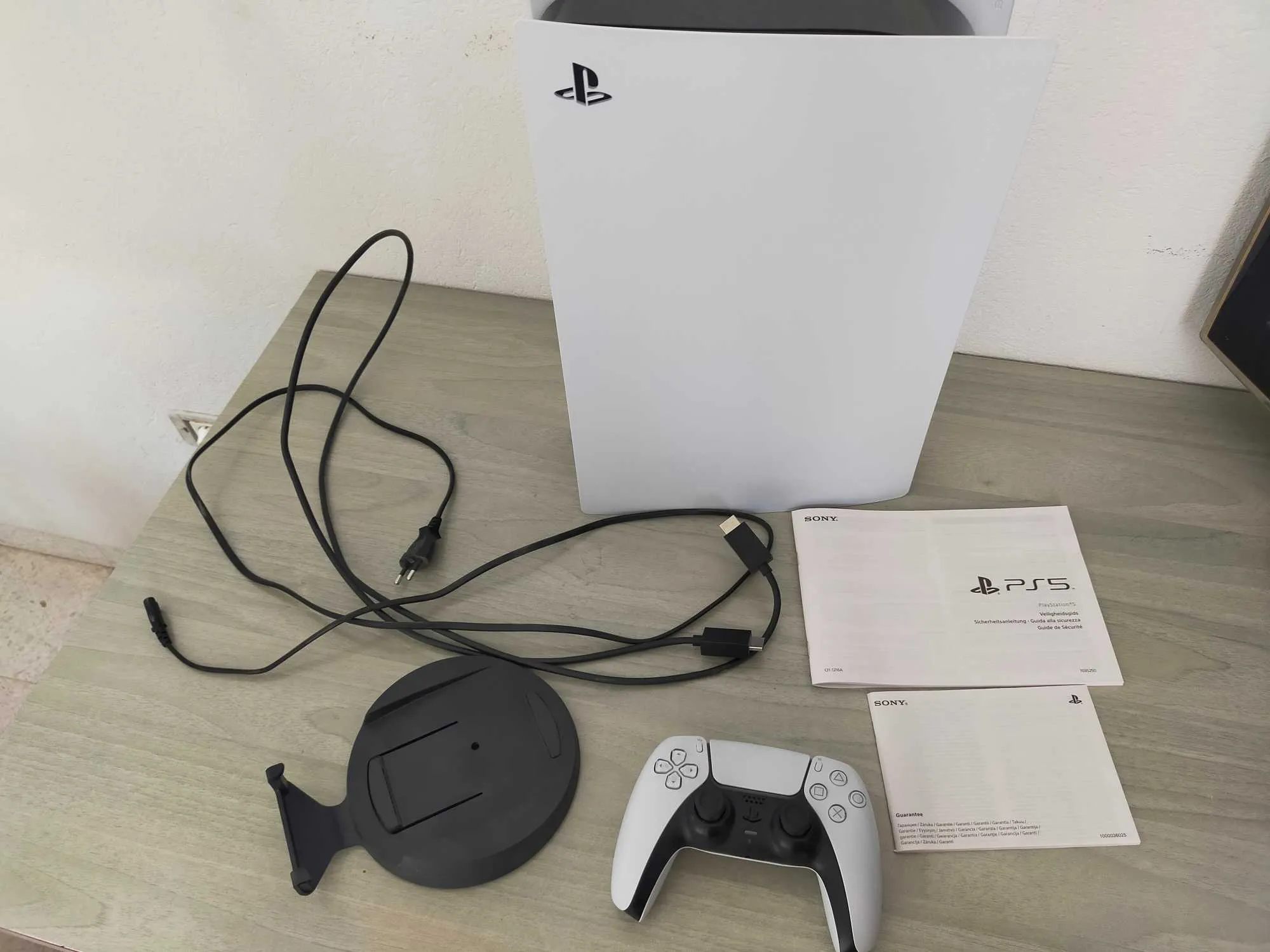 PS5 PRESQUE NEUF TRÈS PEU UTILISÉ SOUS GARANTIE à Ben Arous - Photo 3