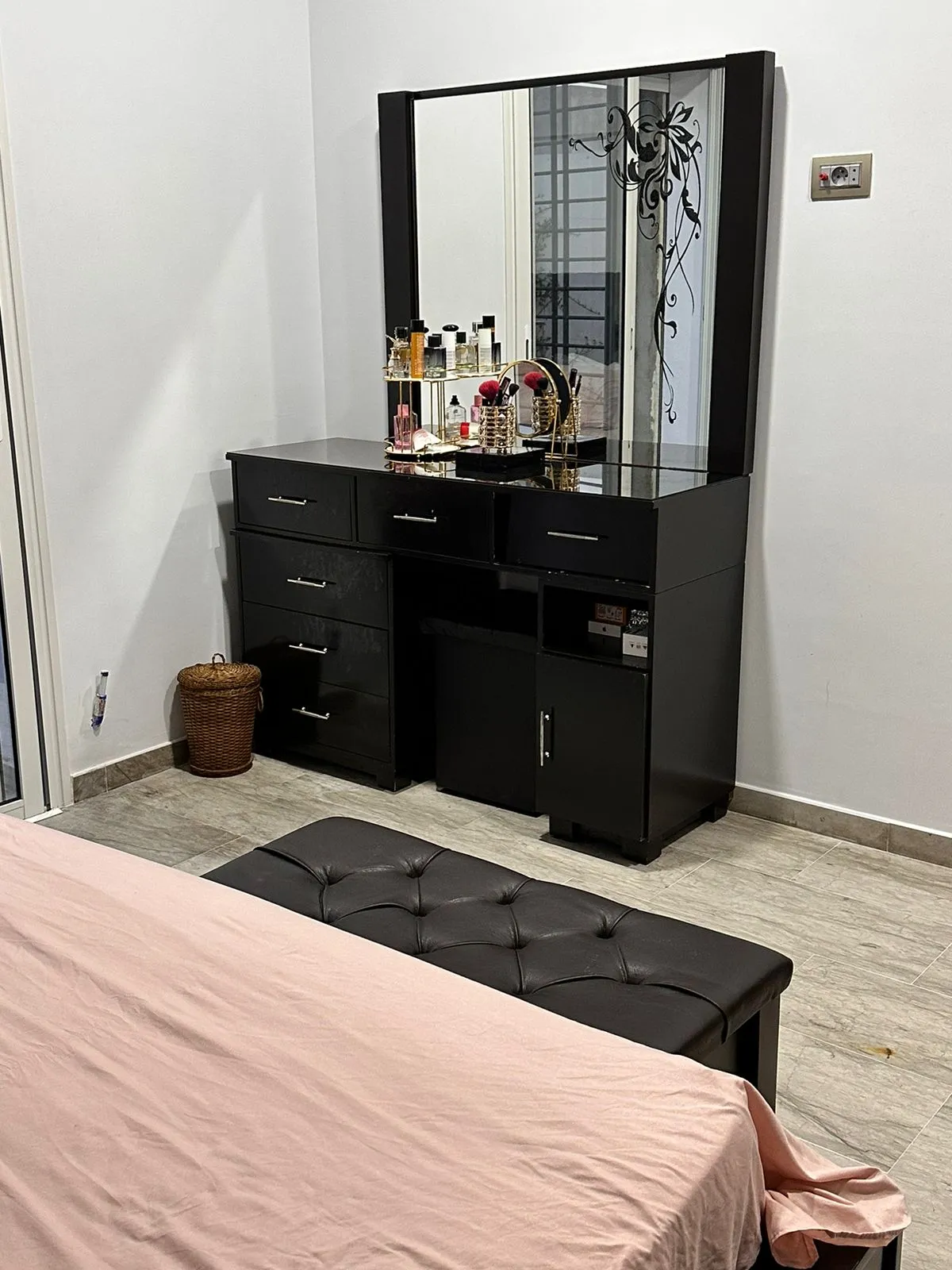  Table à manger avec 6 chaises et un buffet blenz en bon état 