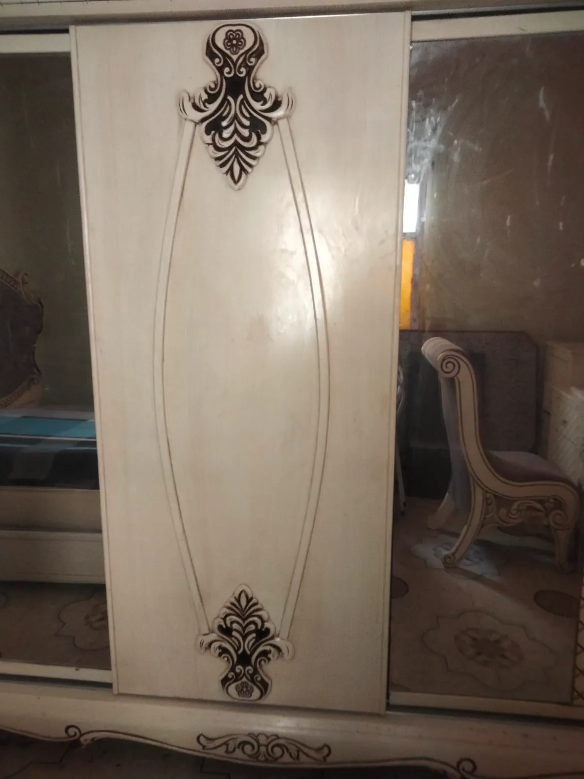  Table à manger avec 6 chaises et un buffet blenz en bon état 
