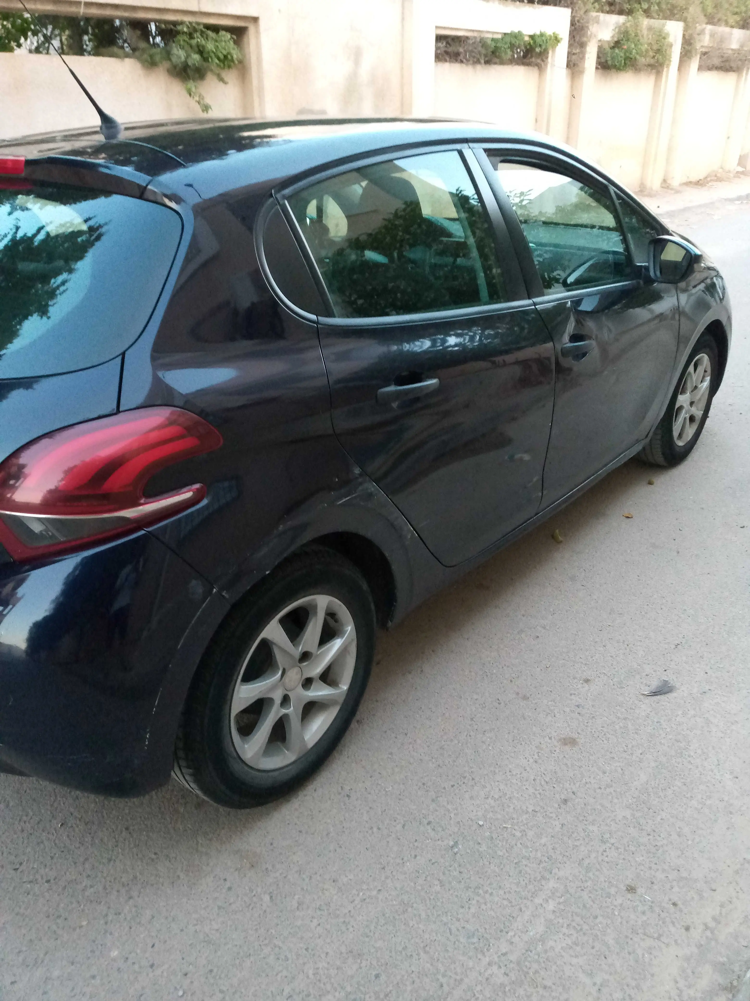  A vendre Peugeot 208 bon état 108.000 km à Tunis - Photo 2