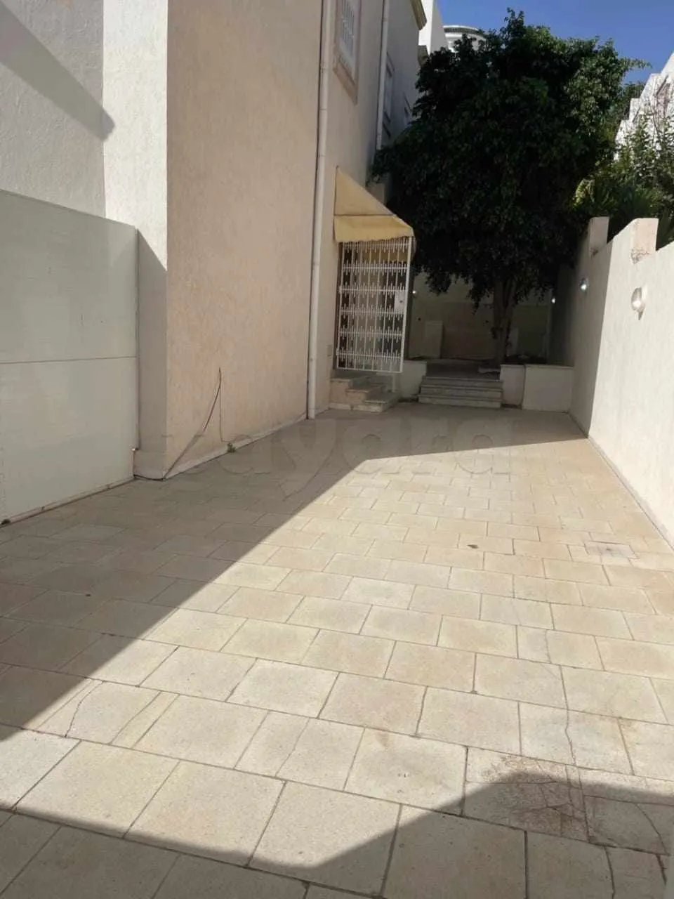  un joli étage de villa s+3 a louer situé a Manzah 9 Prés de lycée 
