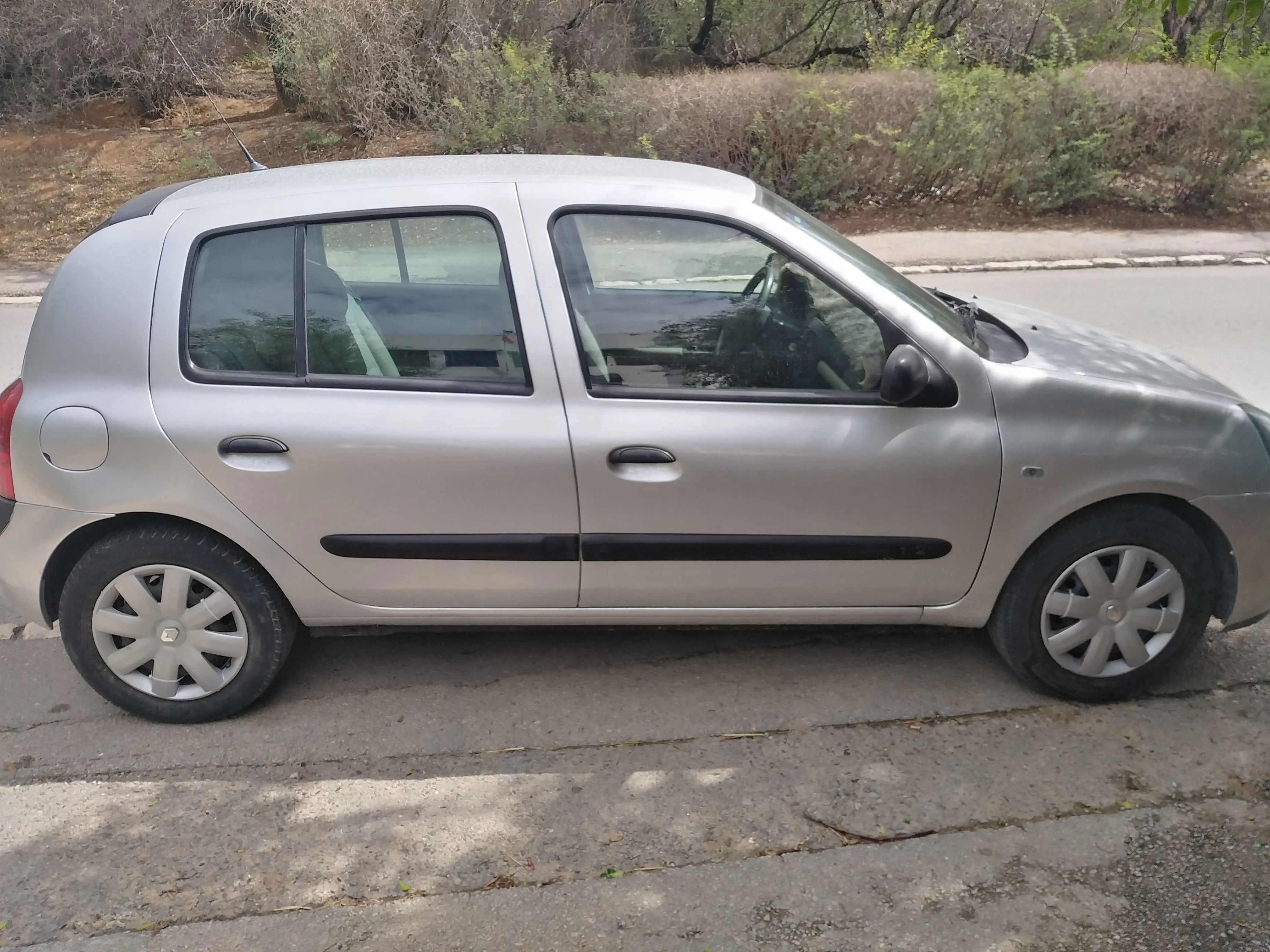  Avendre clio essence 4cv première main T. Ô sauf clim tel 58058698 à Tunis - Photo 3