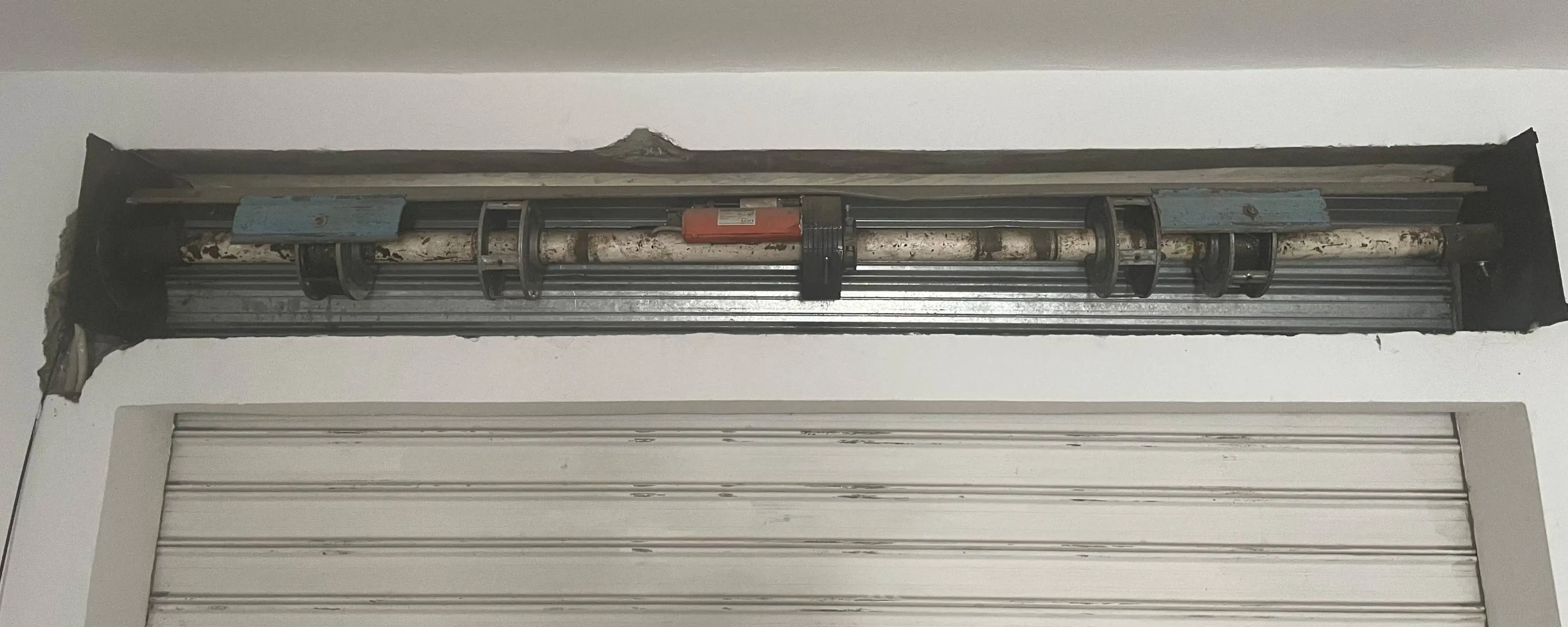  À VENDRE: Porte de garage enroulable avec moteur en bon état à Tunis - Photo 3
