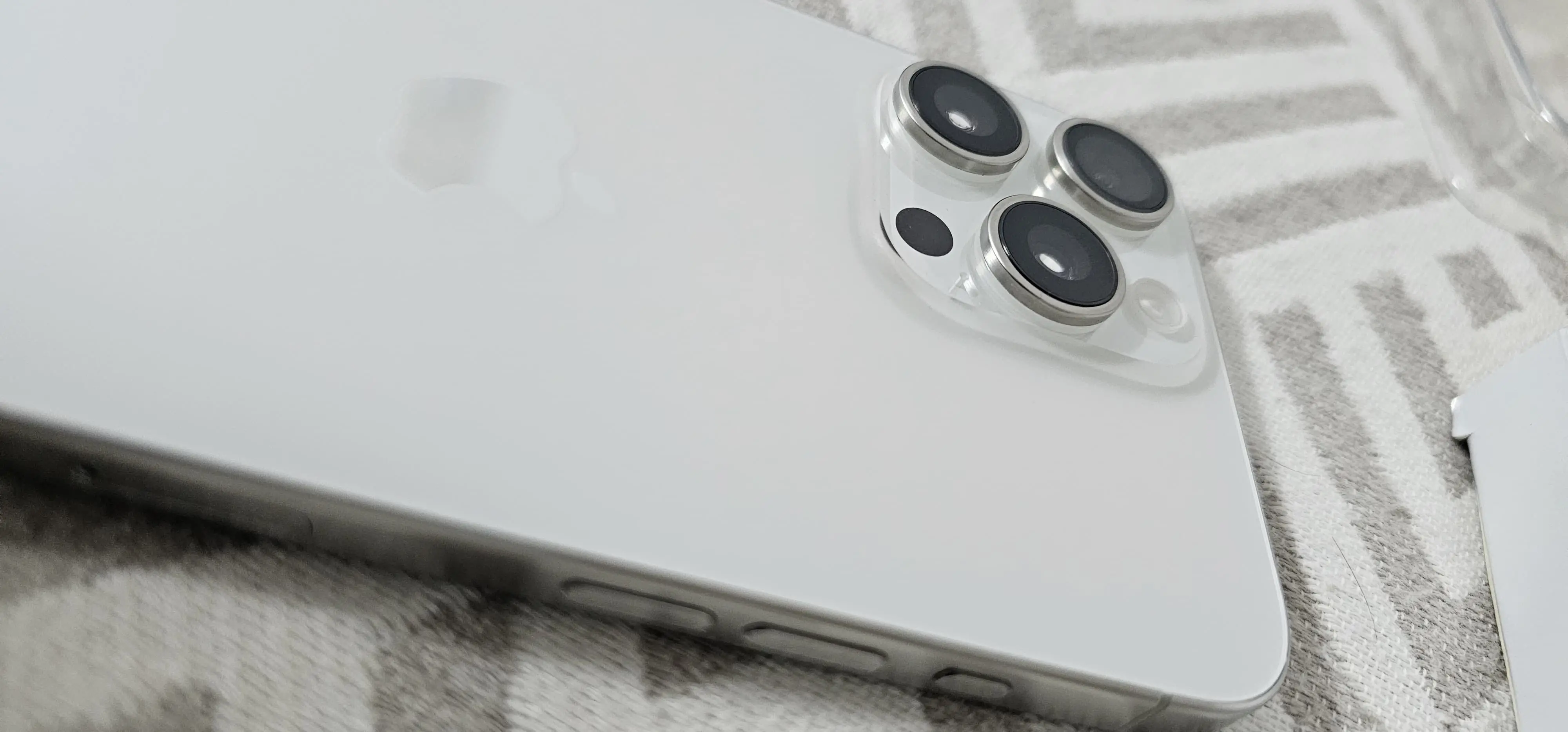  iPhone 15 Pro Max White Titanium à Monastir - Photo 3