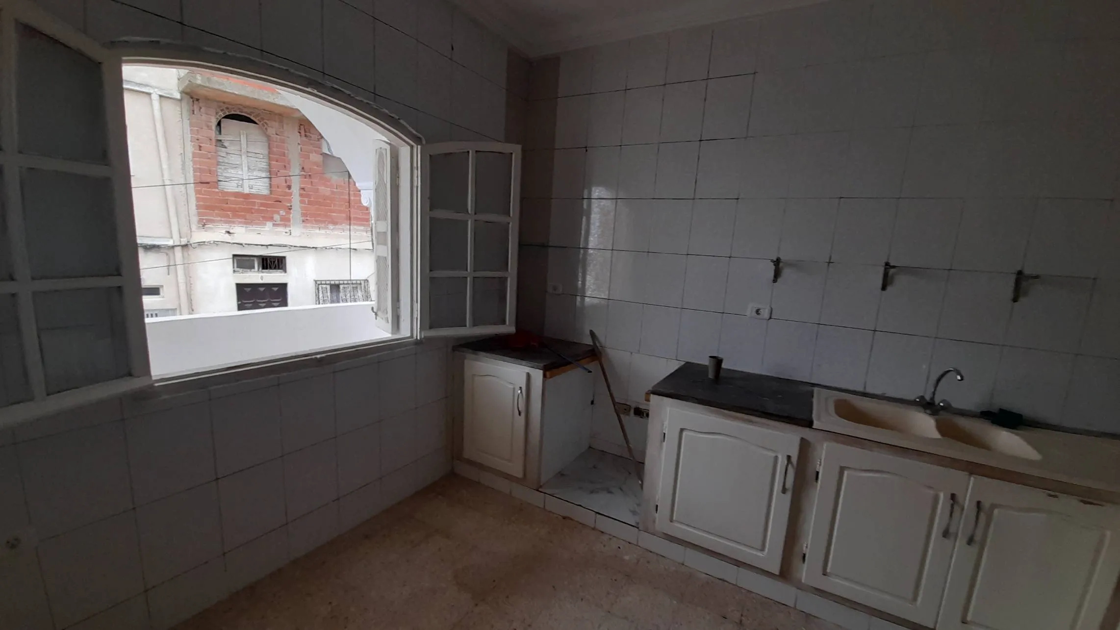  Apparemment s+3 à louer à Hay Jalaa 2 près du mosquée 1er étage à Bizerte - Photo 2