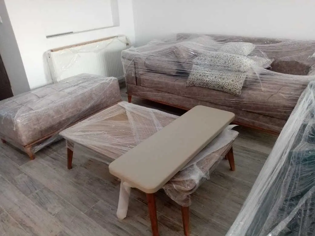  Table à manger avec 6 chaises et un buffet blenz en bon état 