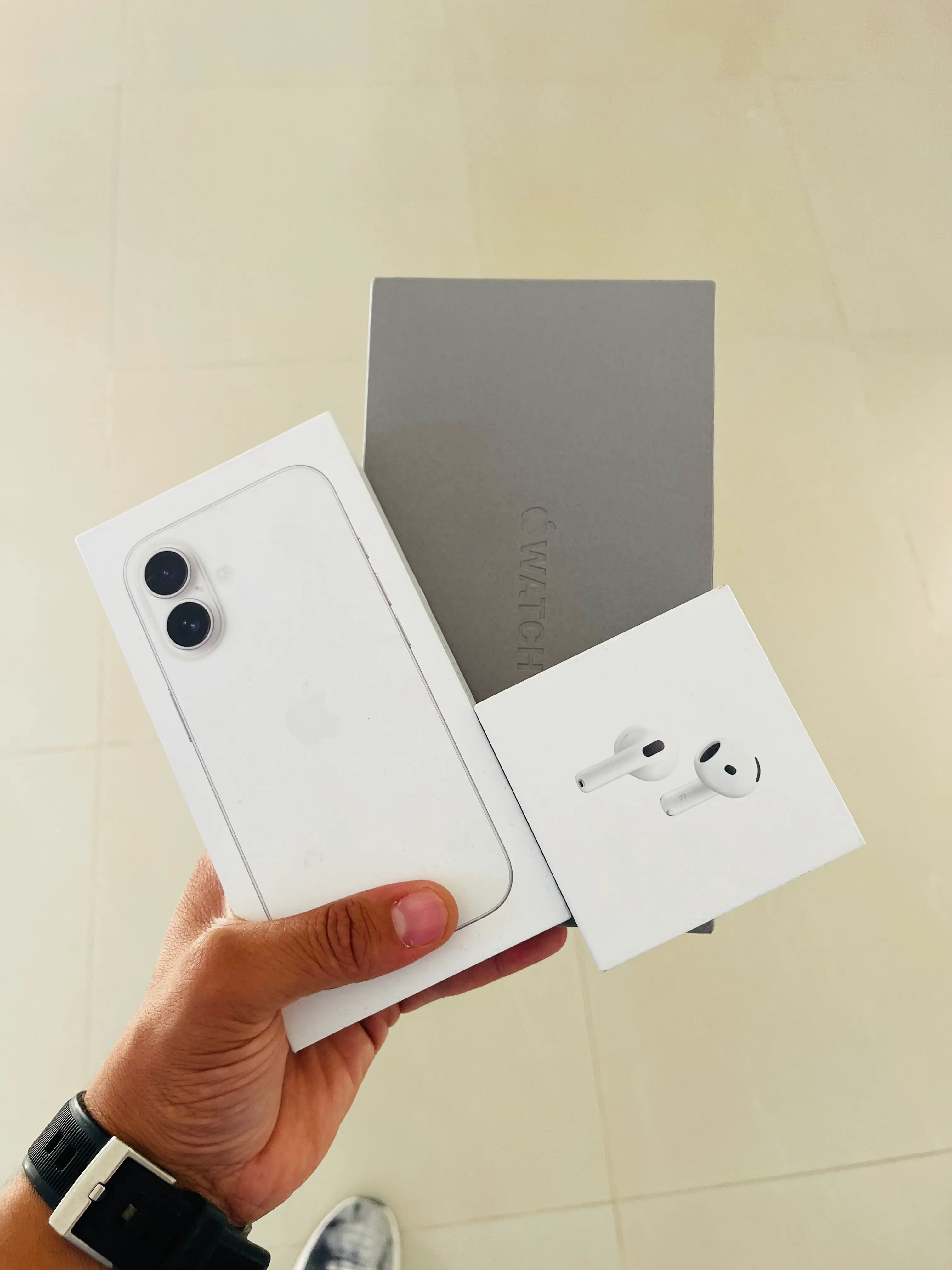  Iphone 16 et airpods 4 cacheté à Ariana - Photo 2