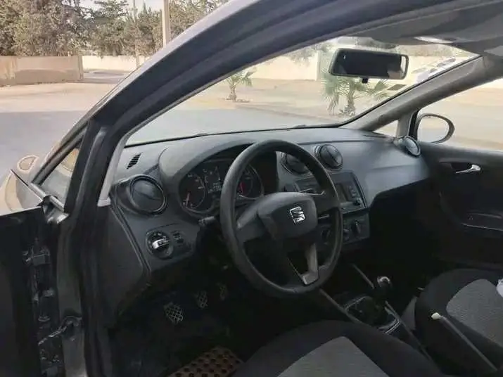  SEAT IBIZA PREMIÈRE MAIN TRÈS PROPRE à Bizerte - Photo 2