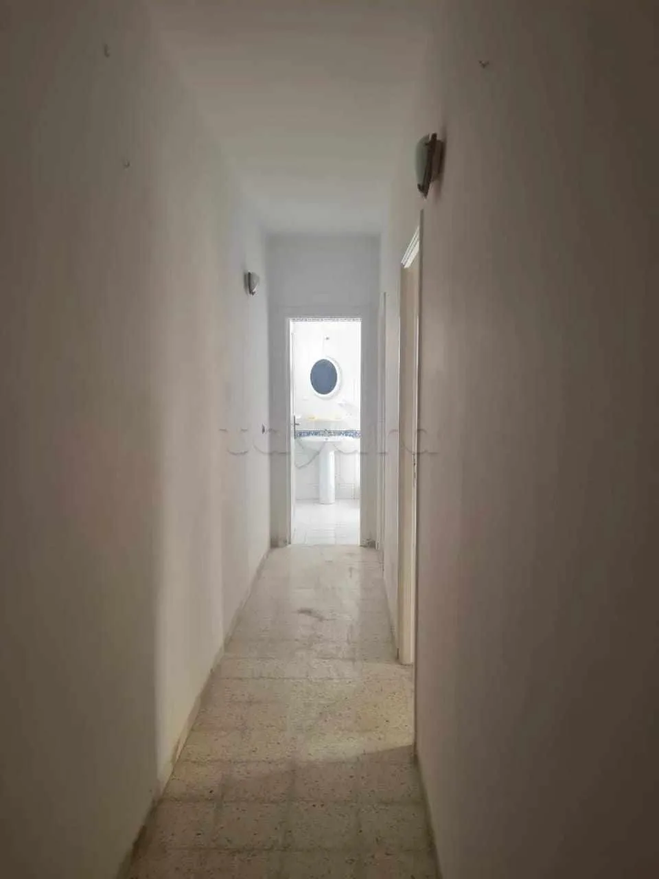  un appartement s+1 vide au 1er étage a louer situé a Manar 1 En Face école Hannibal à Tunis - Photo 3