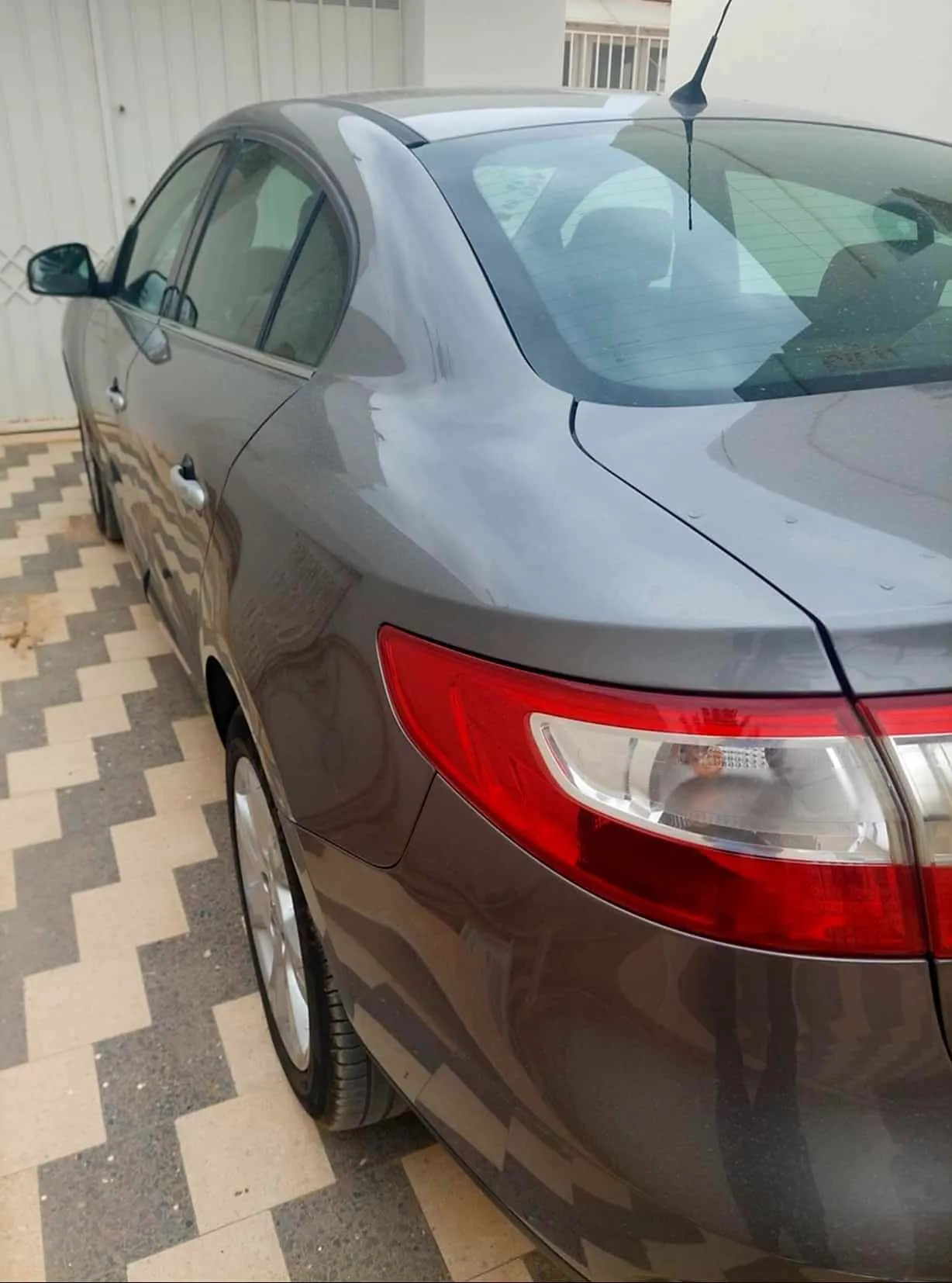  Renault Fluence à Sfax - Photo 3