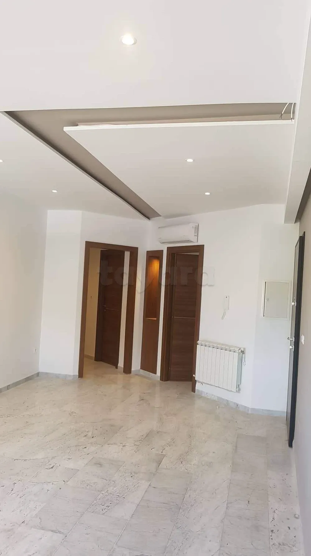 un spacieux appartement s+4 vide au 1er étage a louer situé a Bardo (cité stade) 