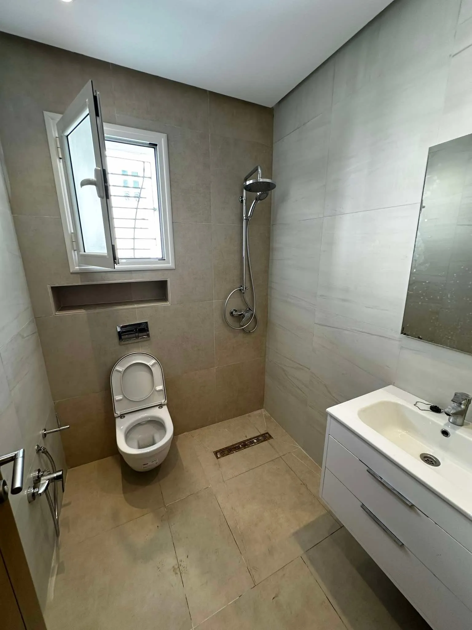  A louer un étage de villa s+2 jamais habité au 1er étage à nouvelle médina 3 à Ben Arous - Photo 3